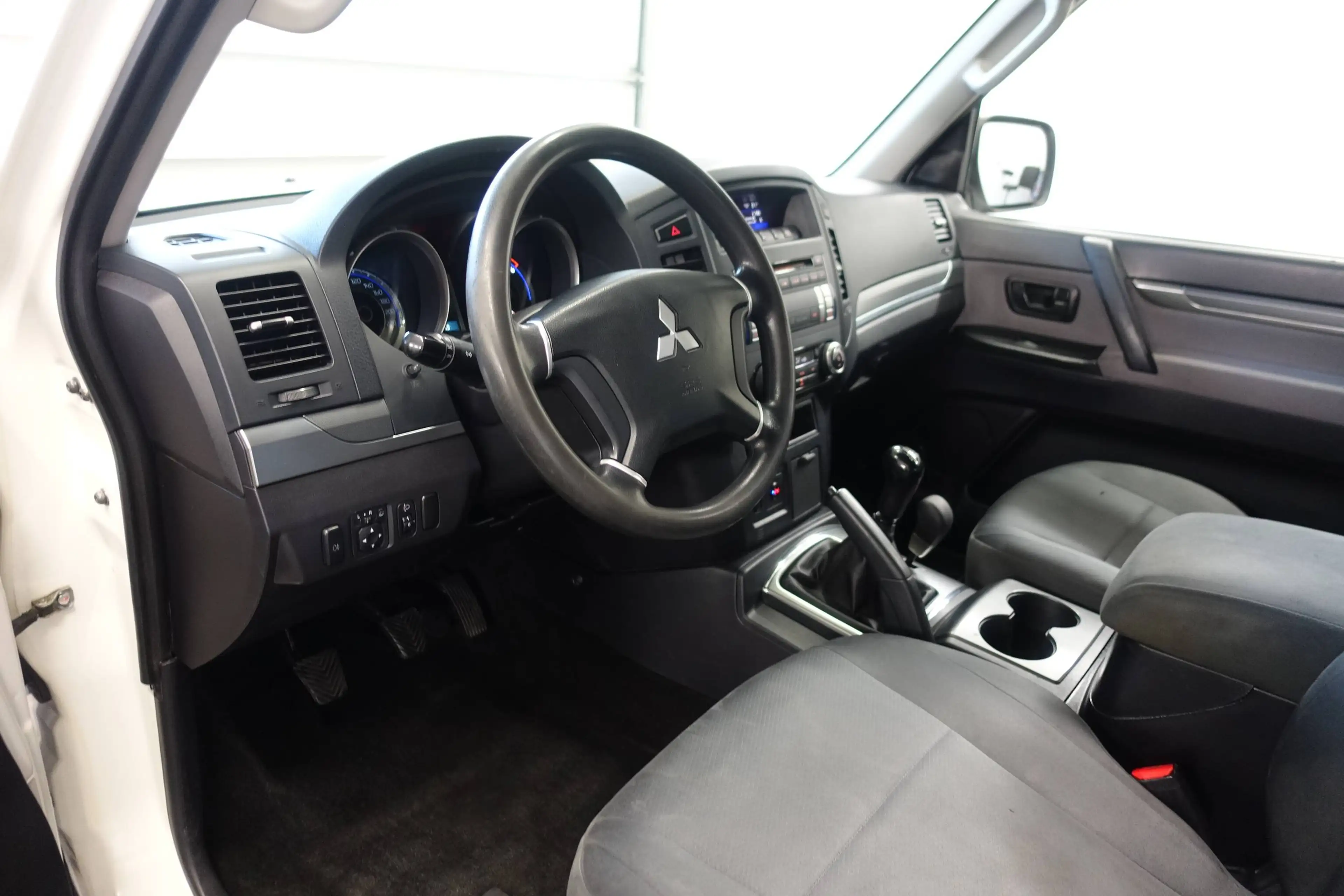 Mitsubishi Pajero Van 3.2 DI-D Inform DPF — photo 5