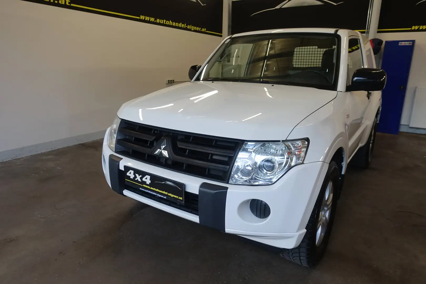 Mitsubishi Pajero Van 3.2 DI-D Inform DPF Weiß - 1