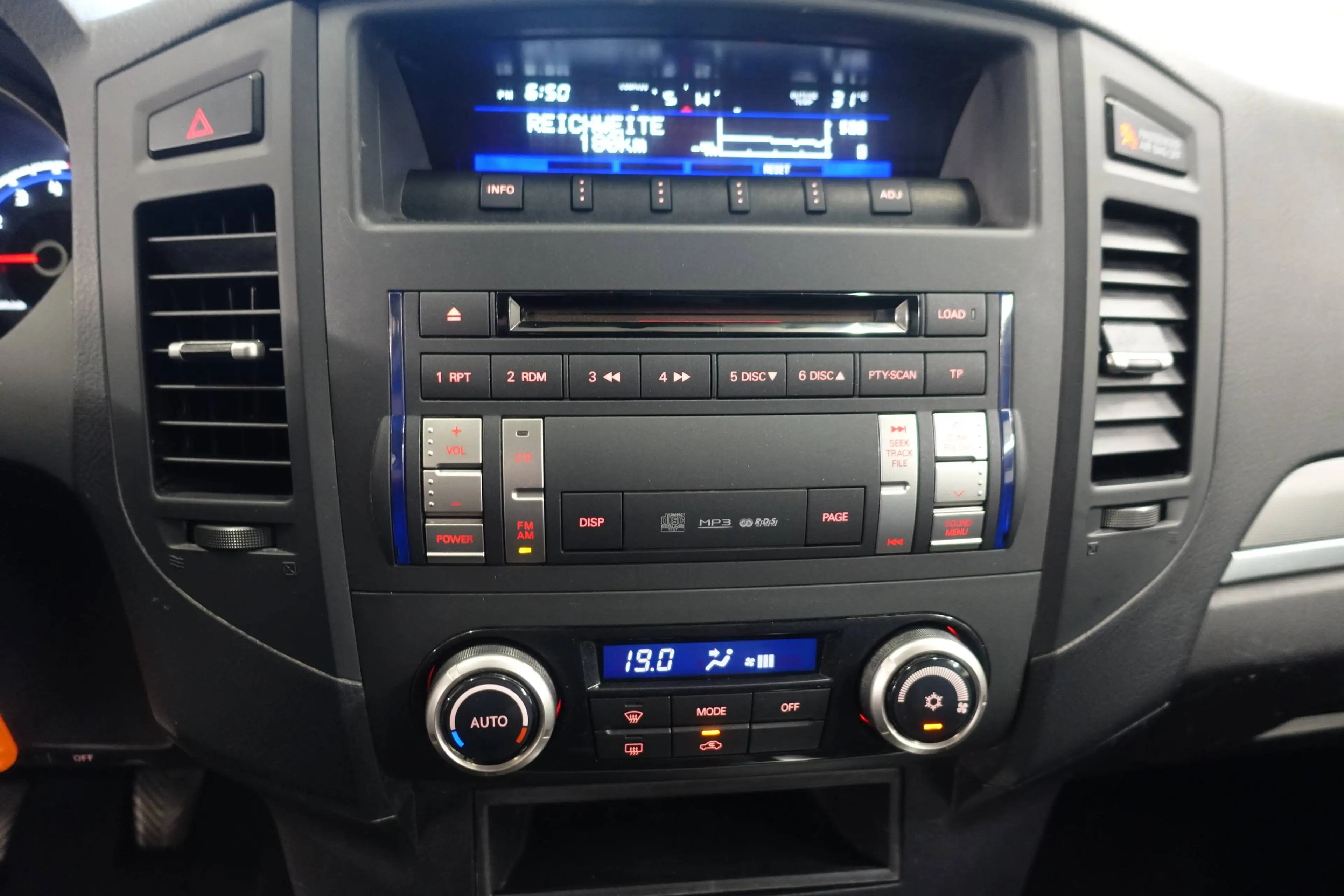 Mitsubishi Pajero Van 3.2 DI-D Inform DPF — photo 8
