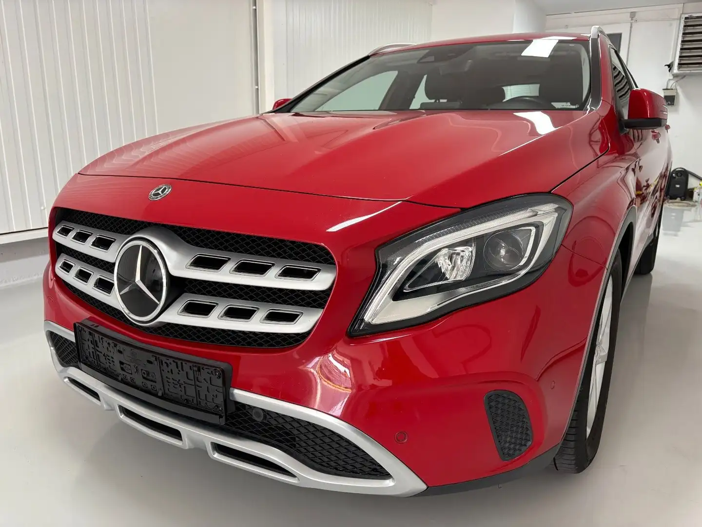 Mercedes-Benz GLA 180 /LED/Navi/Automatik/18" Rouge - 1
