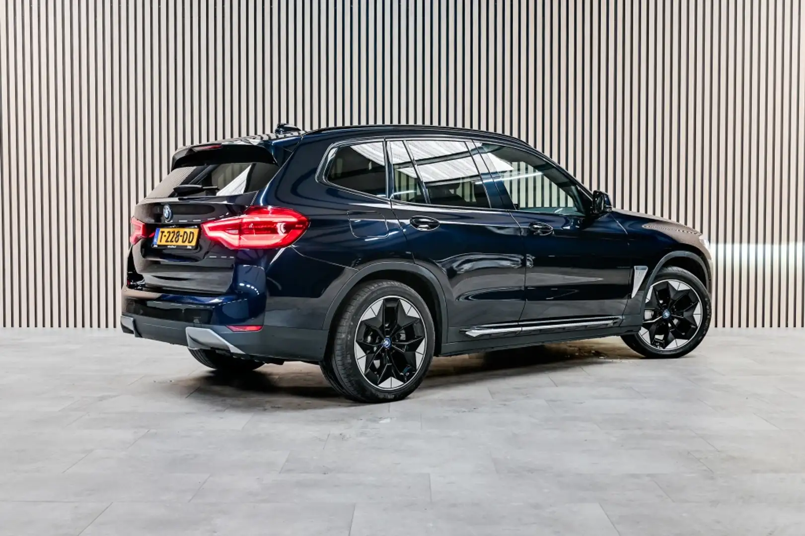 BMW iX3 High Executive 80 kWh Pano|HK|Trekhaak Noir - 2