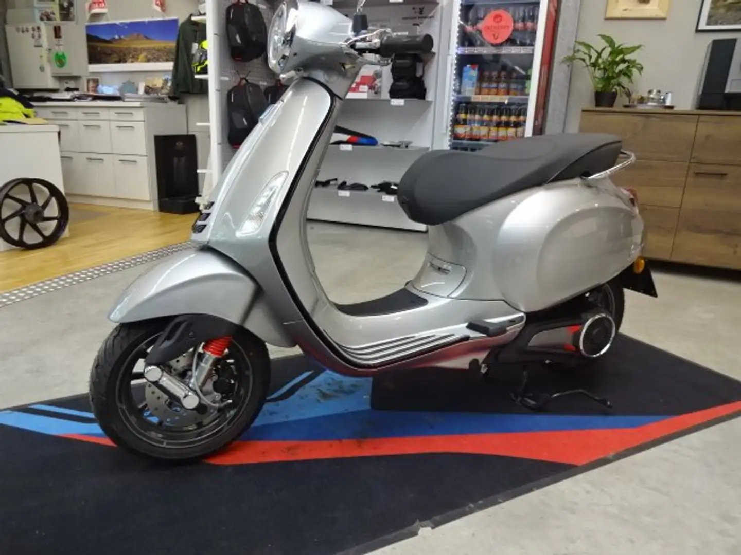 Vespa Elettrica 70 km/h E5 silber/ schwarz - Neufahrzeug Silber - 2