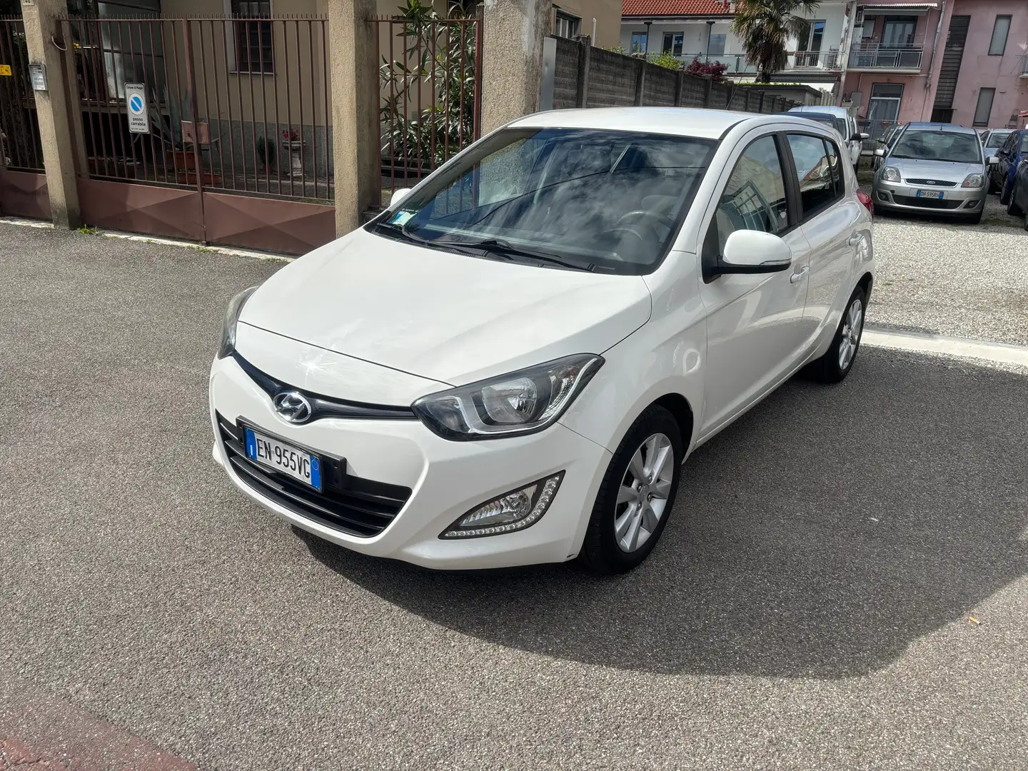 Hyundai i20 5p 1.1 crdi Sound Edition Blanc - 1