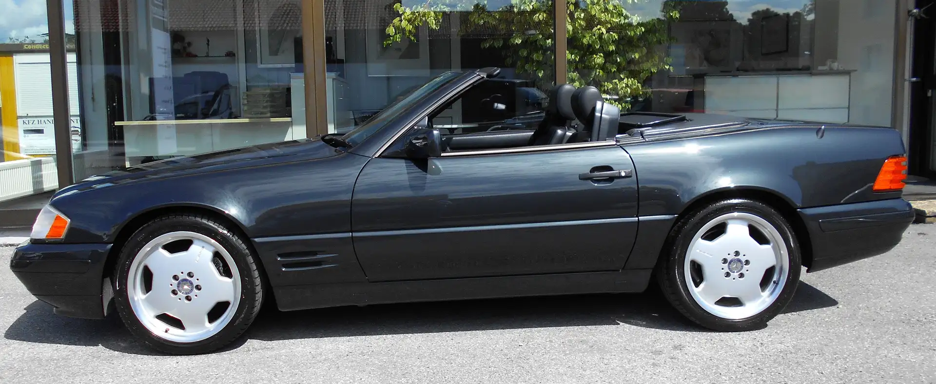 Mercedes-Benz SL 300 *TOP ZUSTAND*18"AMG ALU*OLDTIMER* Schwarz - 1