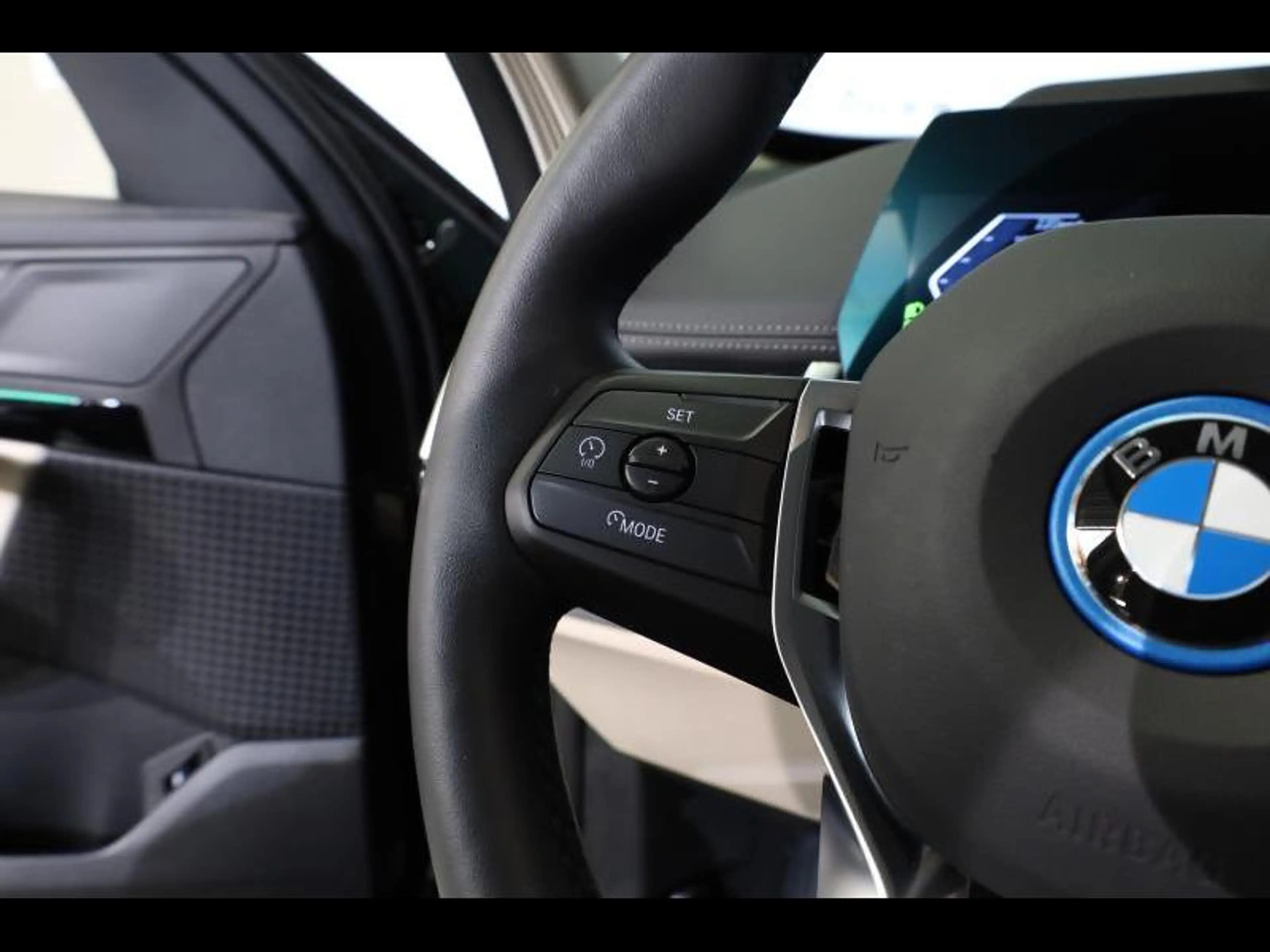 BMW iX1 eDrive20 xLine — photo 13