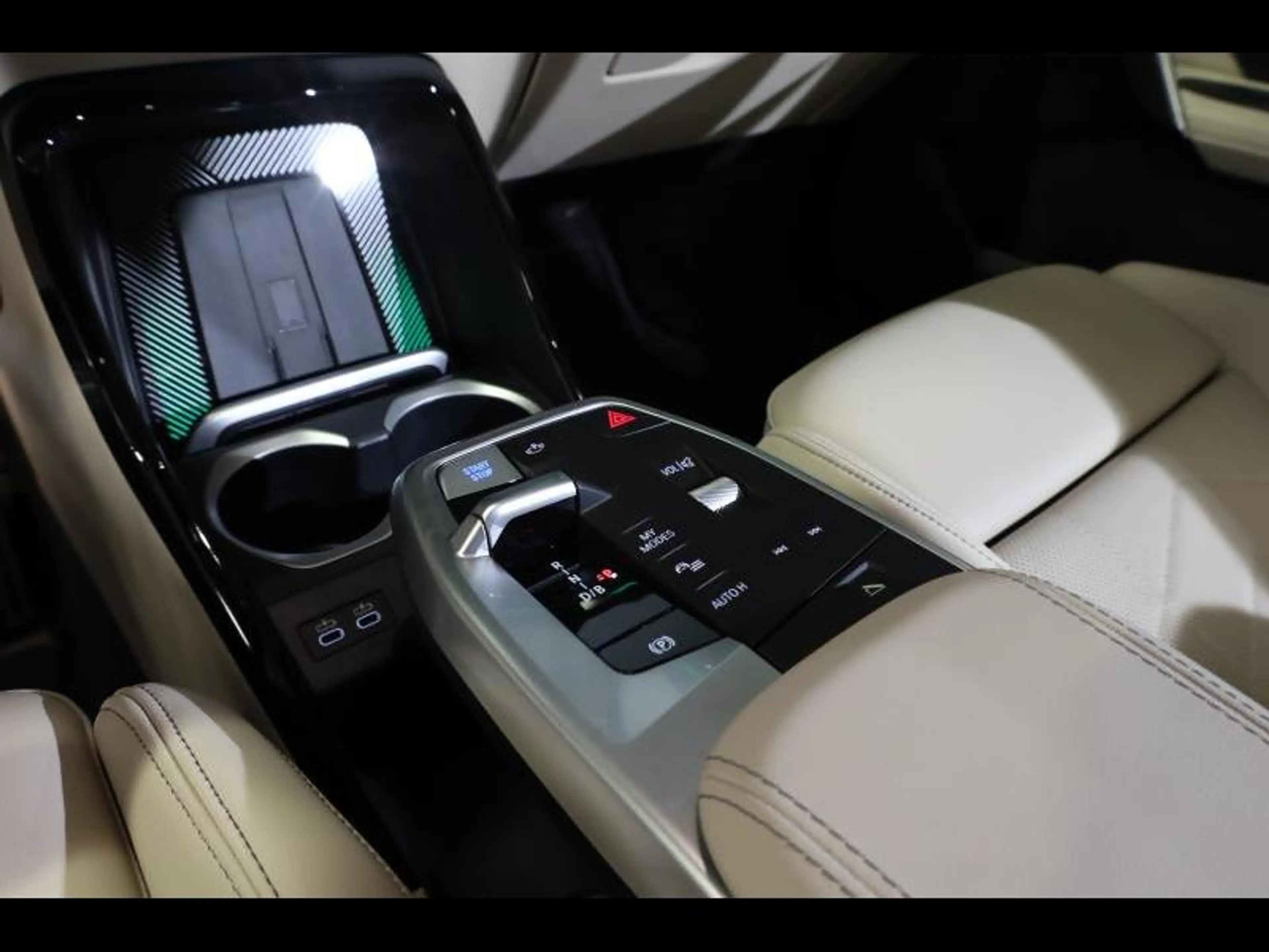 BMW iX1 eDrive20 xLine — photo 12