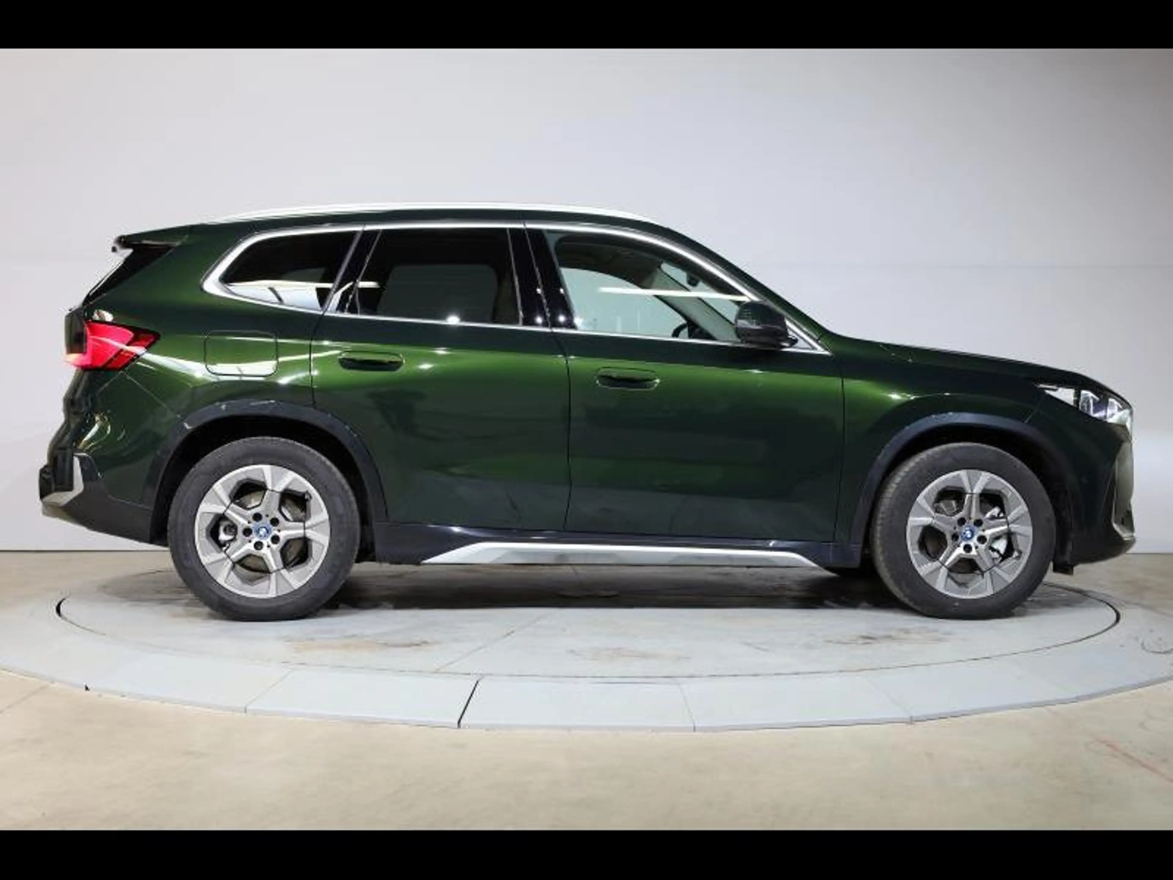 BMW iX1 eDrive20 xLine — photo 3