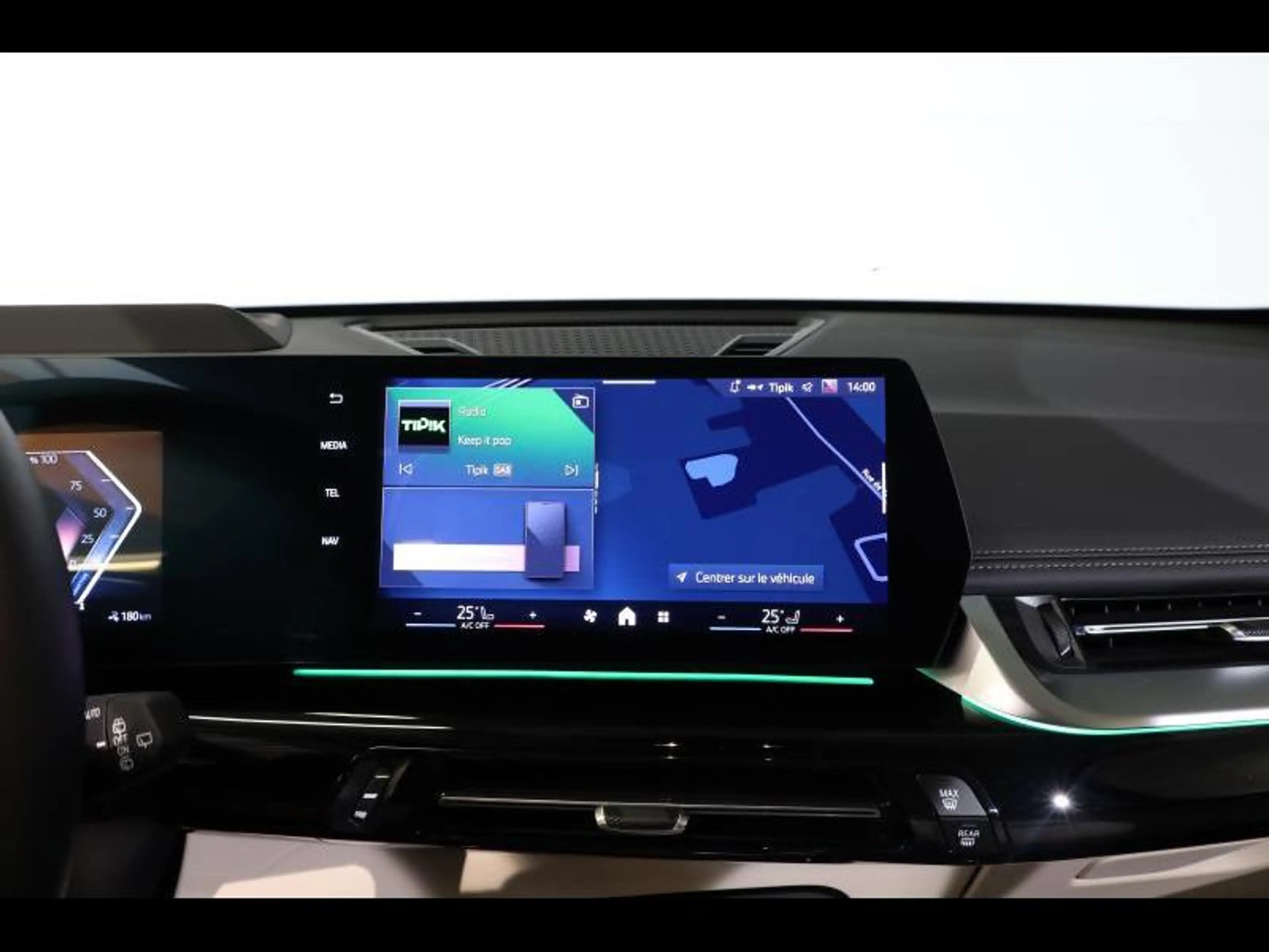 BMW iX1 eDrive20 xLine — photo 11