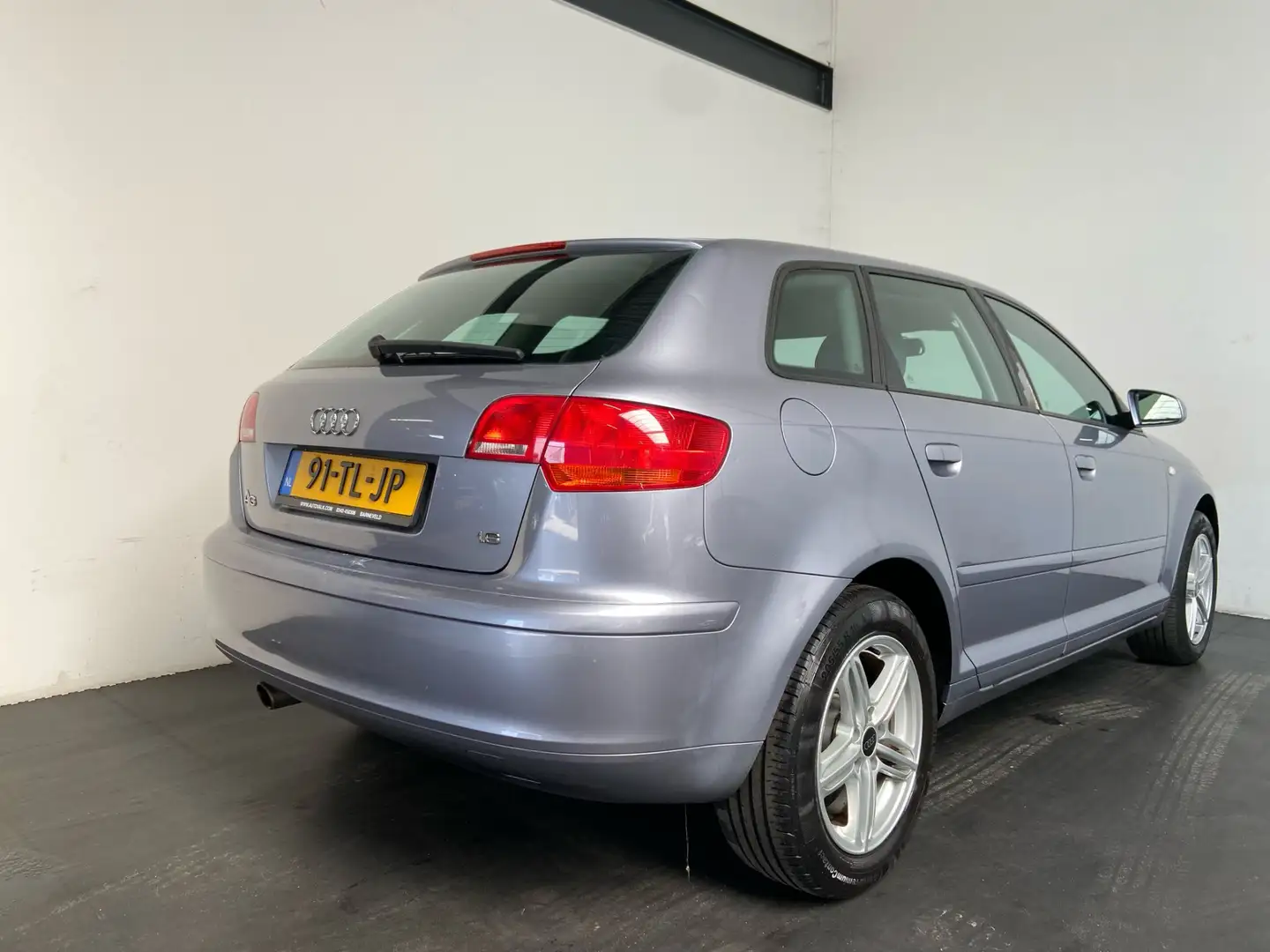 Audi A3 Sportback 1.6 FSI Attraction. NWE Koppeling 03-202 Grau - 2
