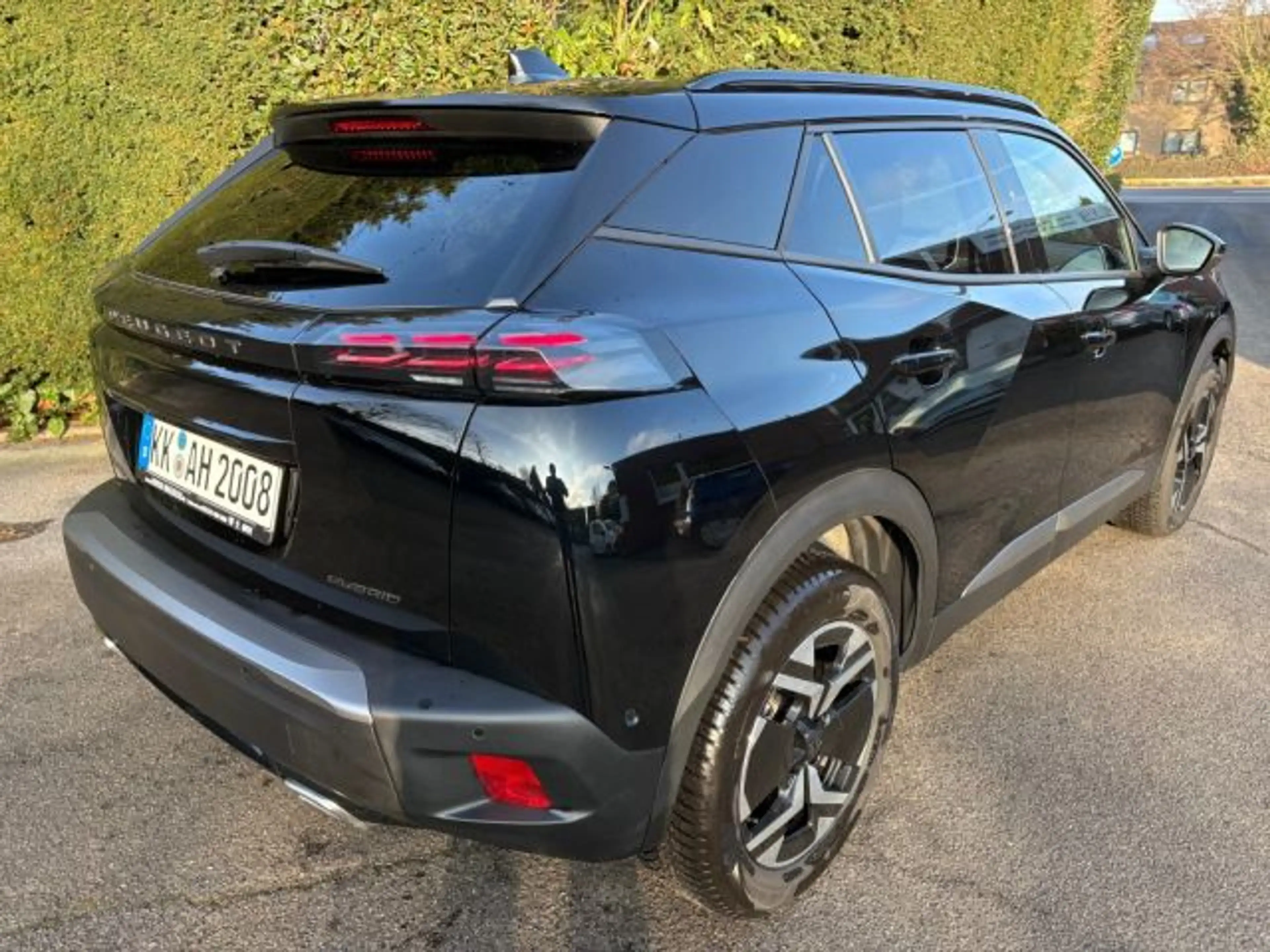 Peugeot 2008 Hybrid 136 e-DSC Allure — photo 4