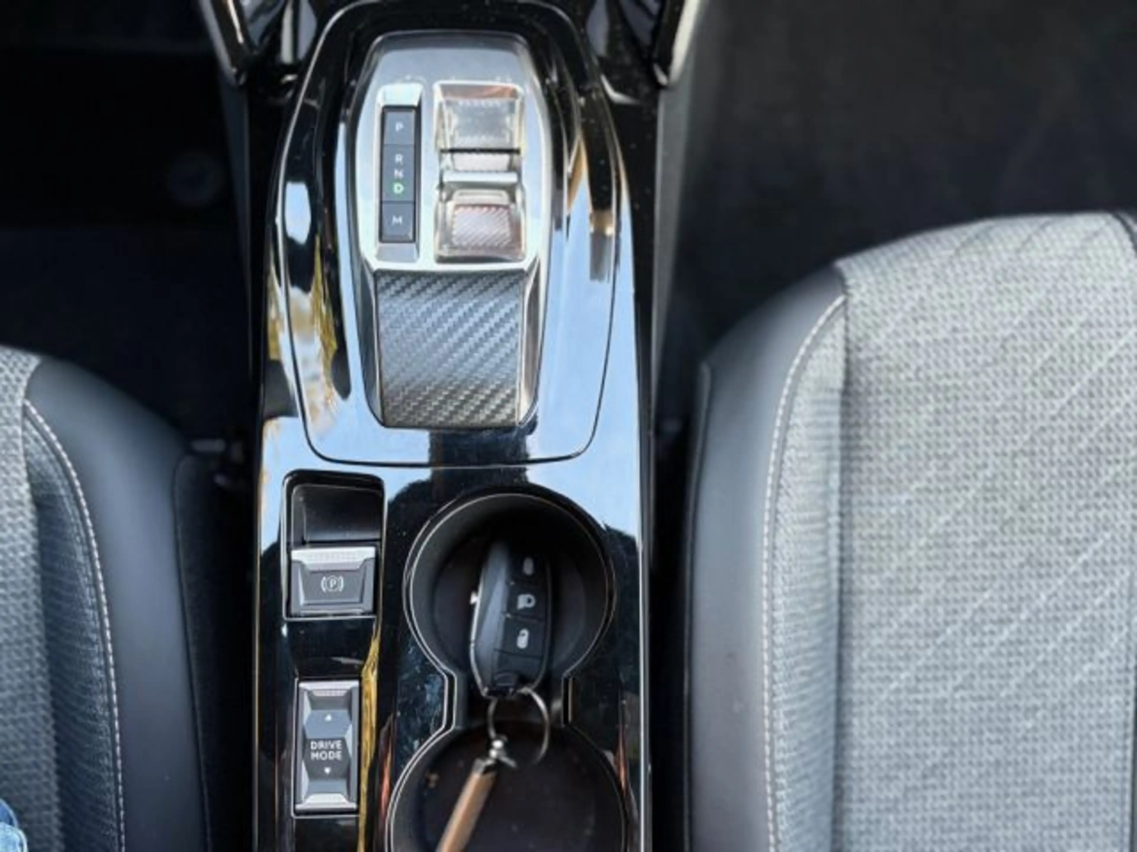 Peugeot 2008 Hybrid 136 e-DSC Allure — photo 14
