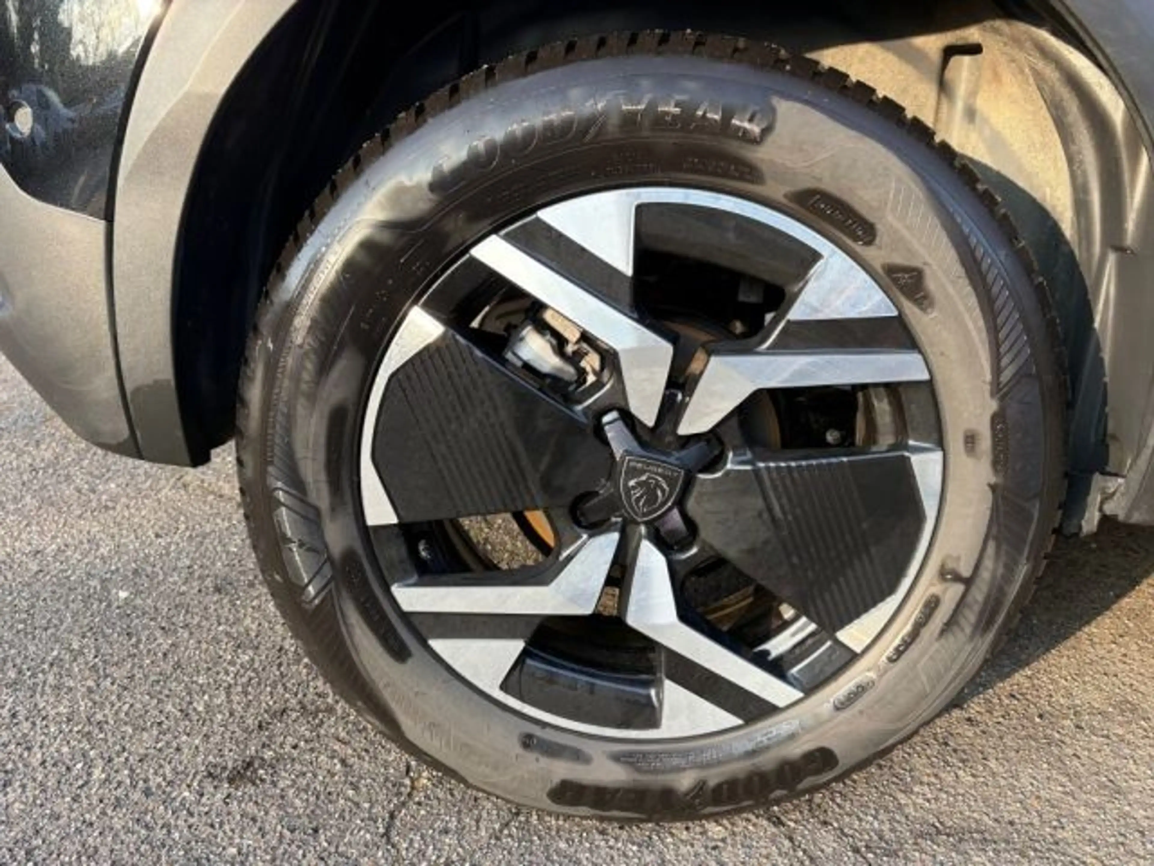 Peugeot 2008 Hybrid 136 e-DSC Allure — photo 7