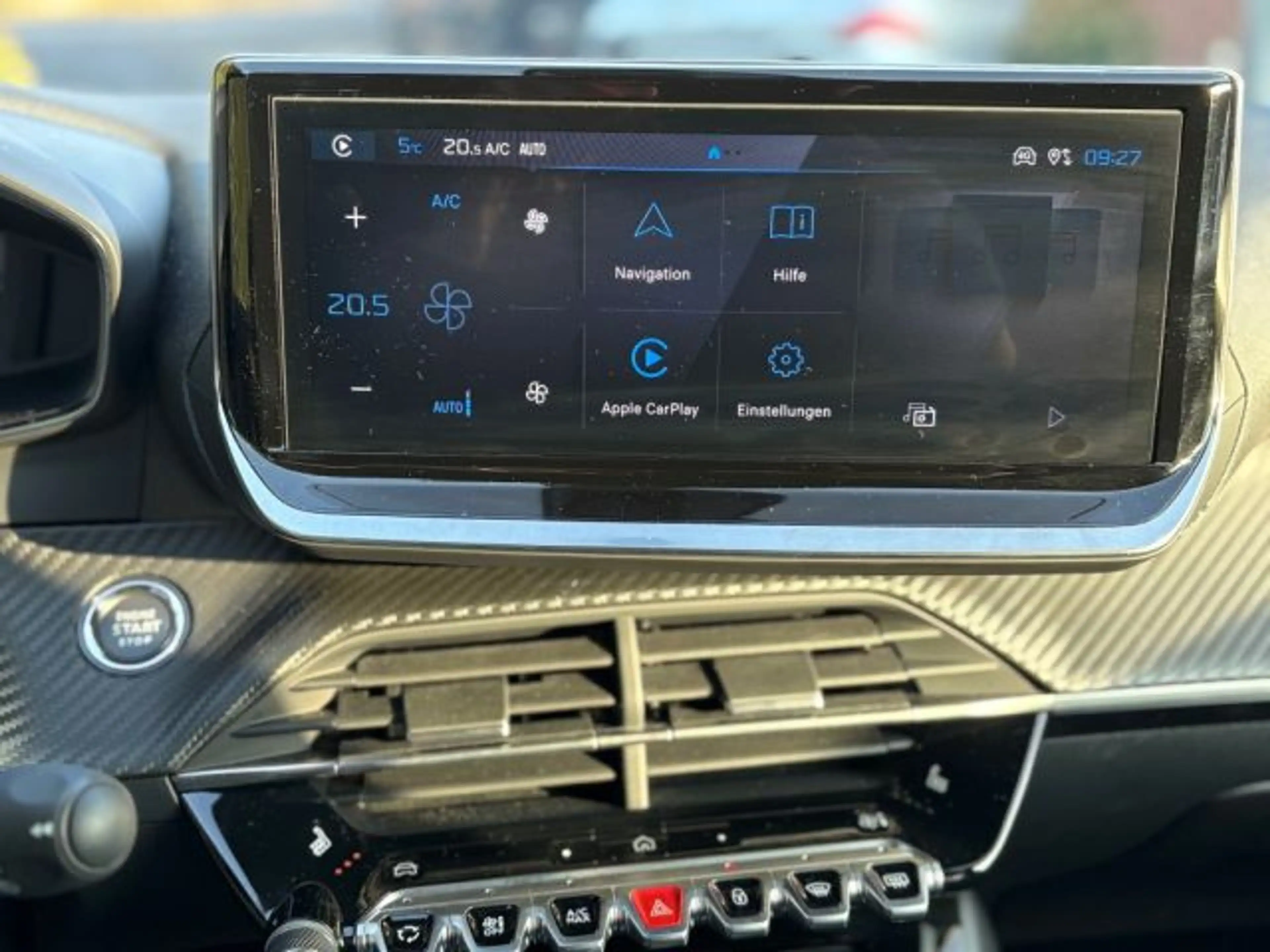 Peugeot 2008 Hybrid 136 e-DSC Allure — photo 11