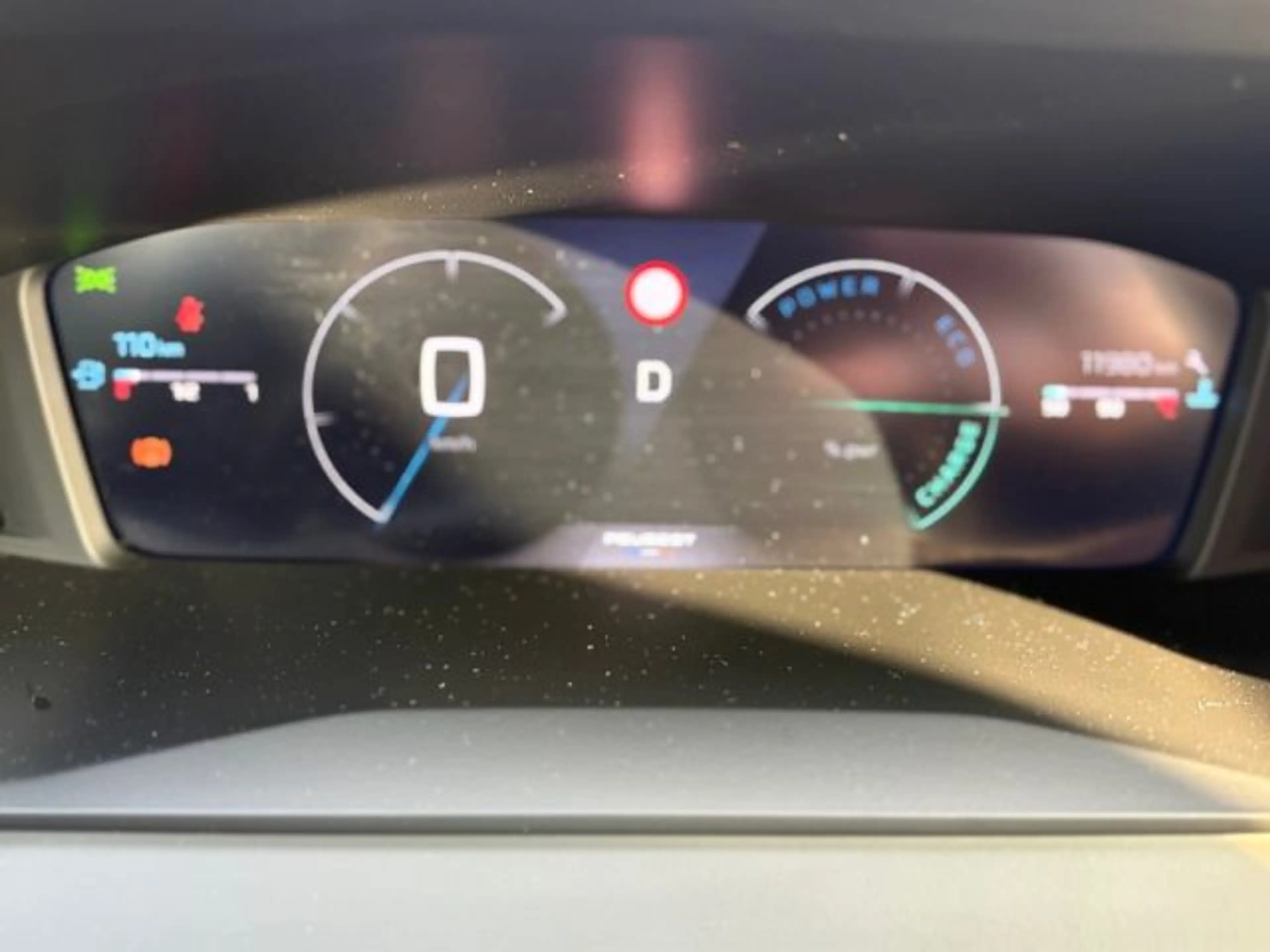 Peugeot 2008 Hybrid 136 e-DSC Allure — photo 13