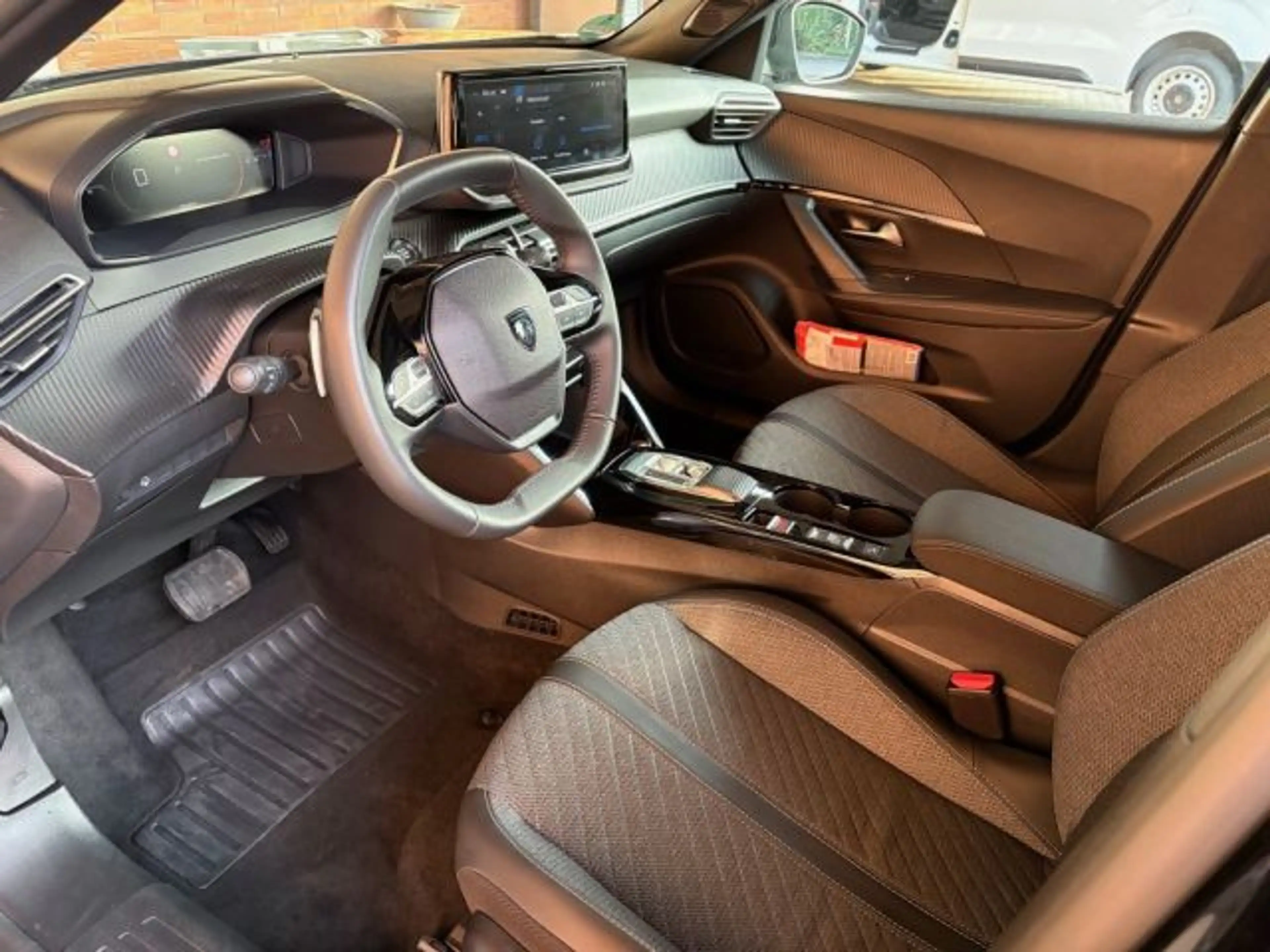Peugeot 2008 Hybrid 136 e-DSC Allure — photo 8