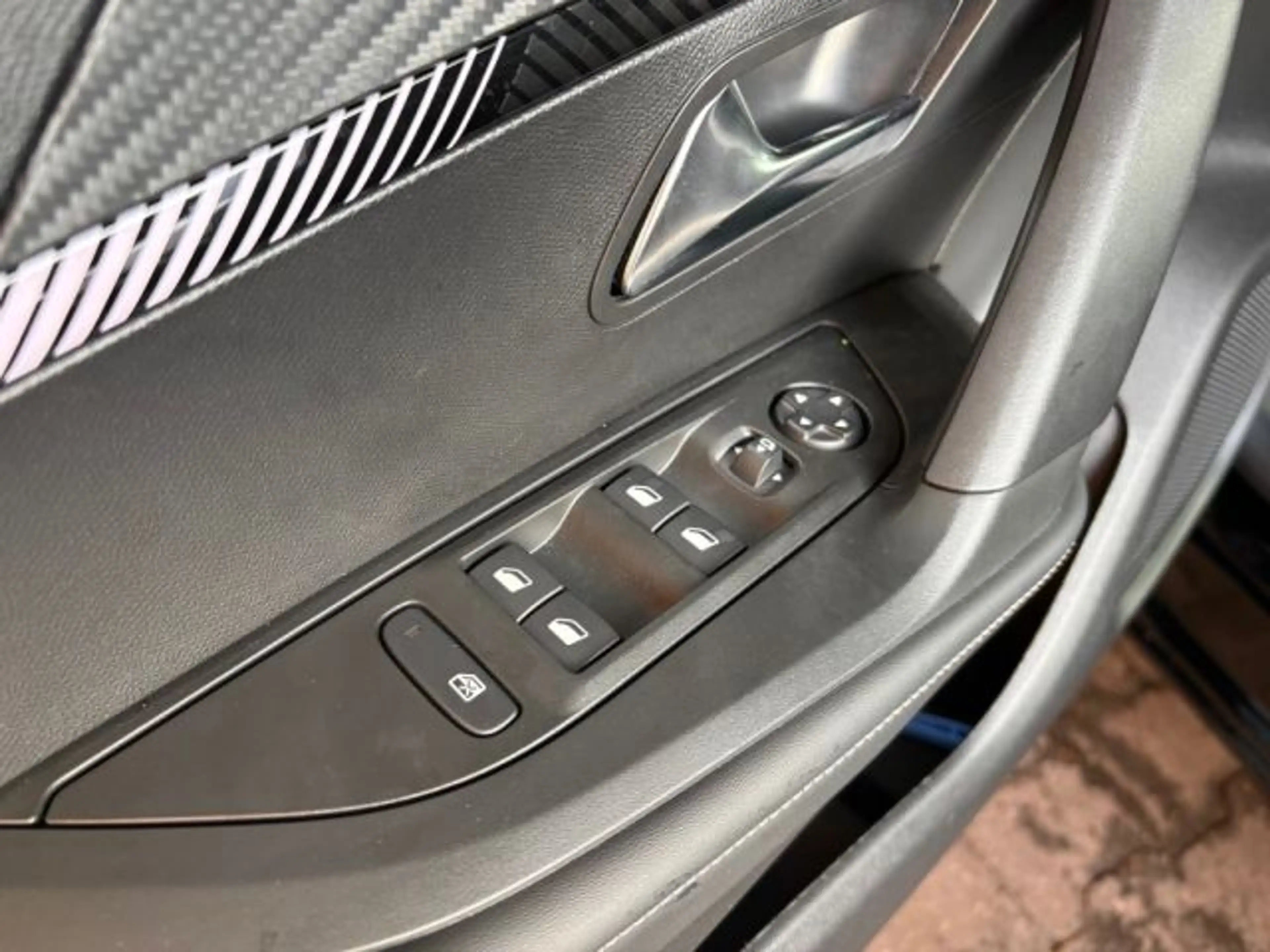 Peugeot 2008 Hybrid 136 e-DSC Allure — photo 9
