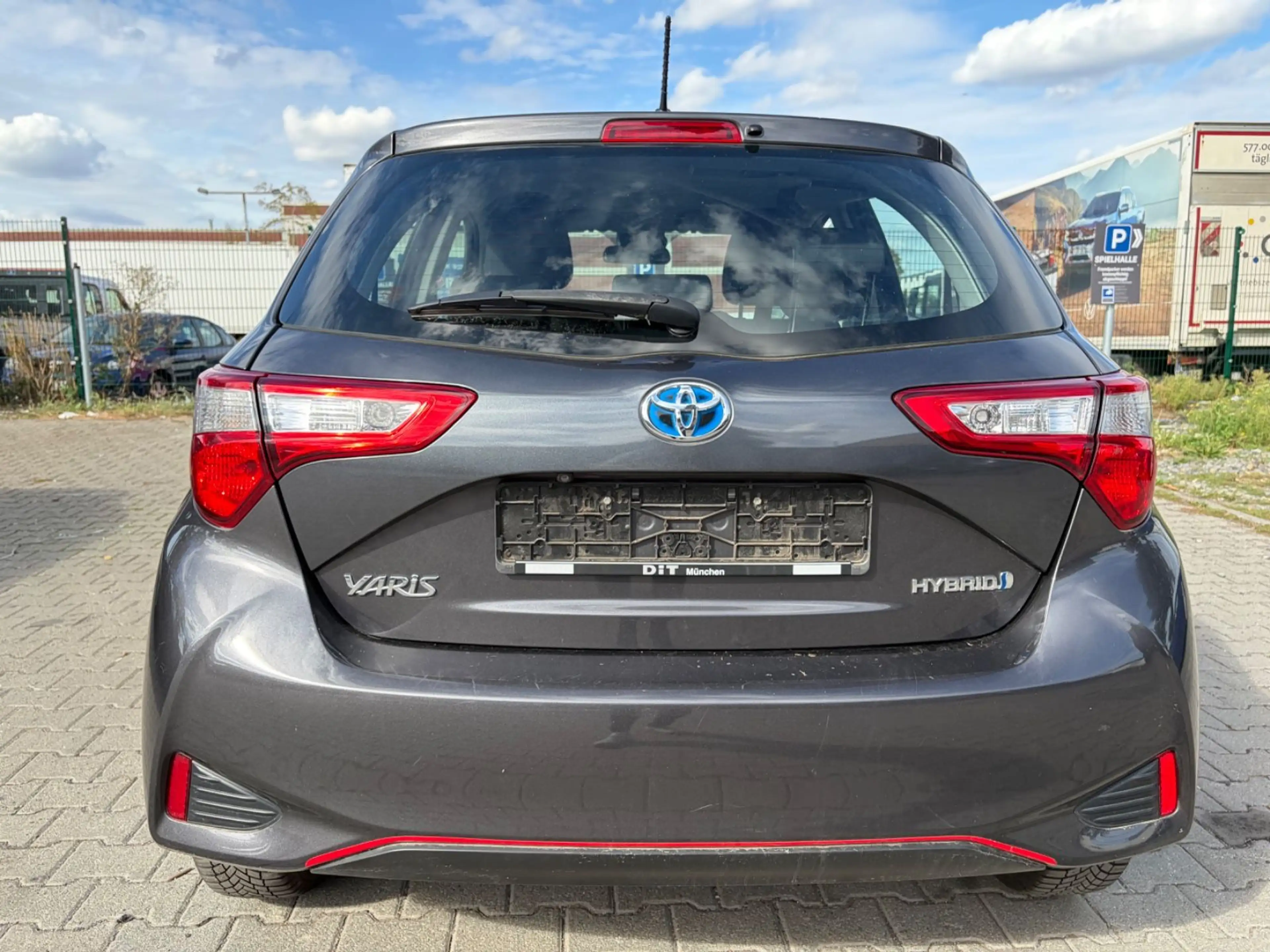 Toyota Yaris 1,5-l-VVT-i Hybrid CVT Launch Edition — photo 9
