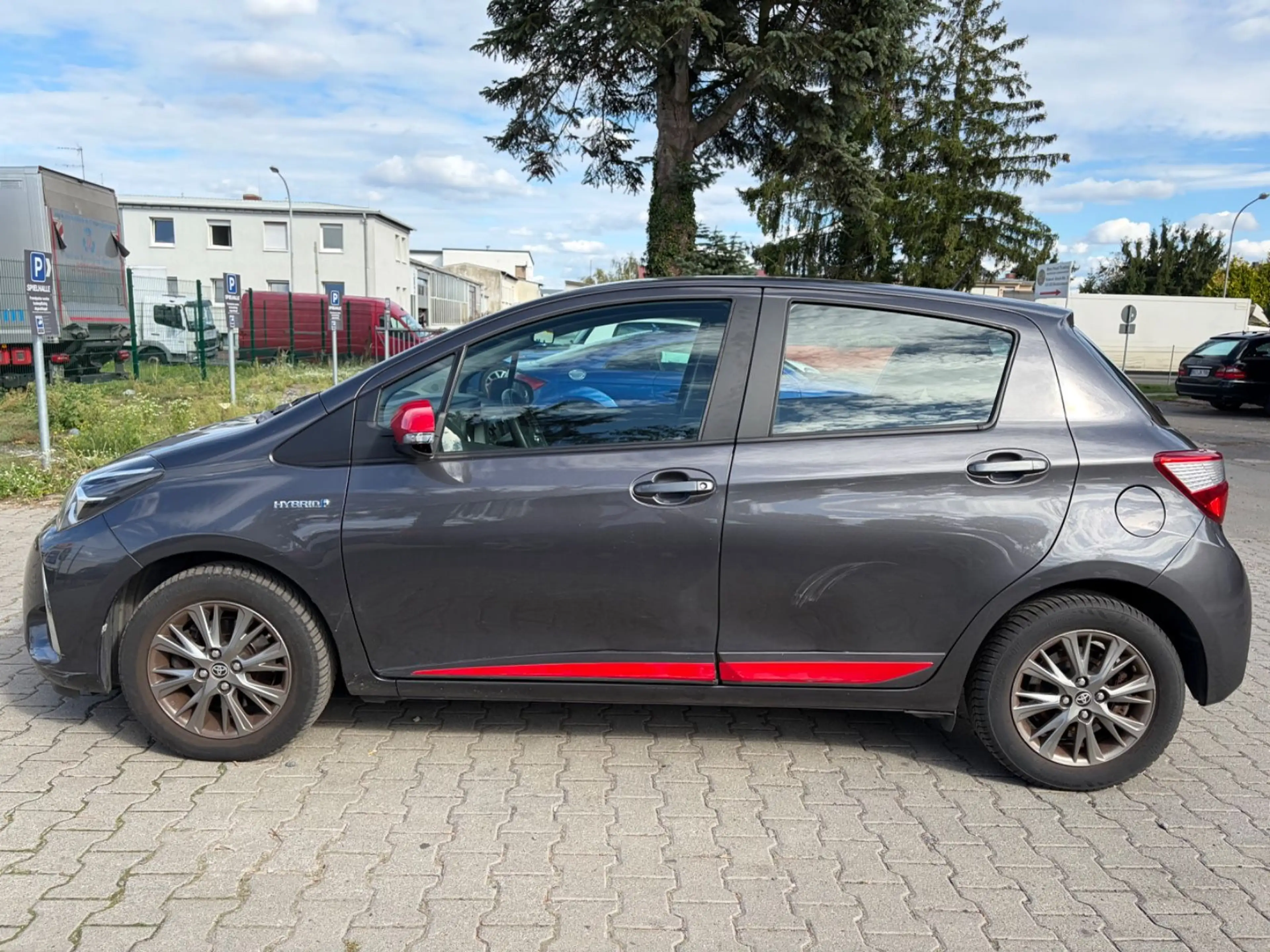 Toyota Yaris 1,5-l-VVT-i Hybrid CVT Launch Edition — photo 13