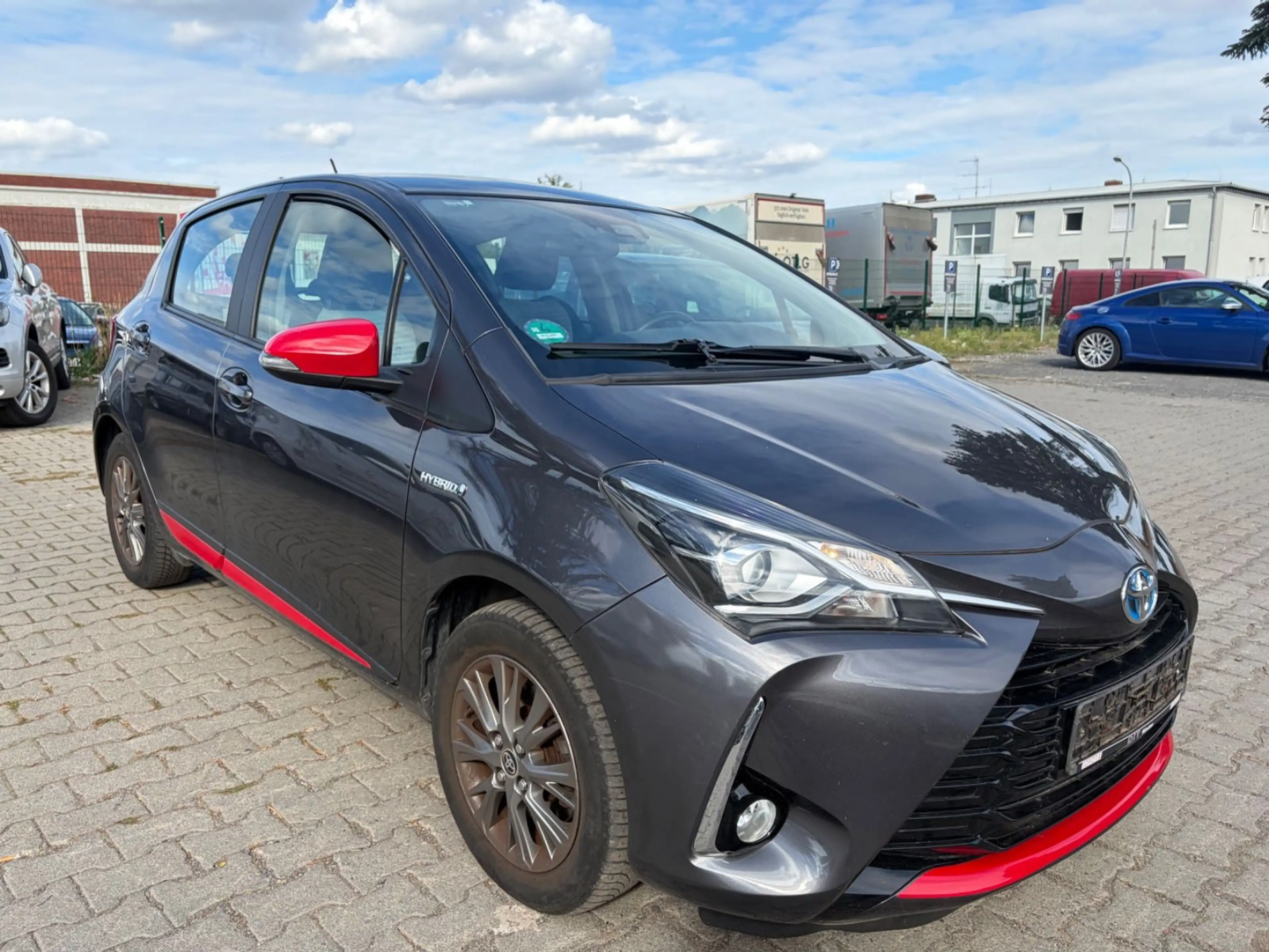 Toyota Yaris 1,5-l-VVT-i Hybrid CVT Launch Edition — photo 4
