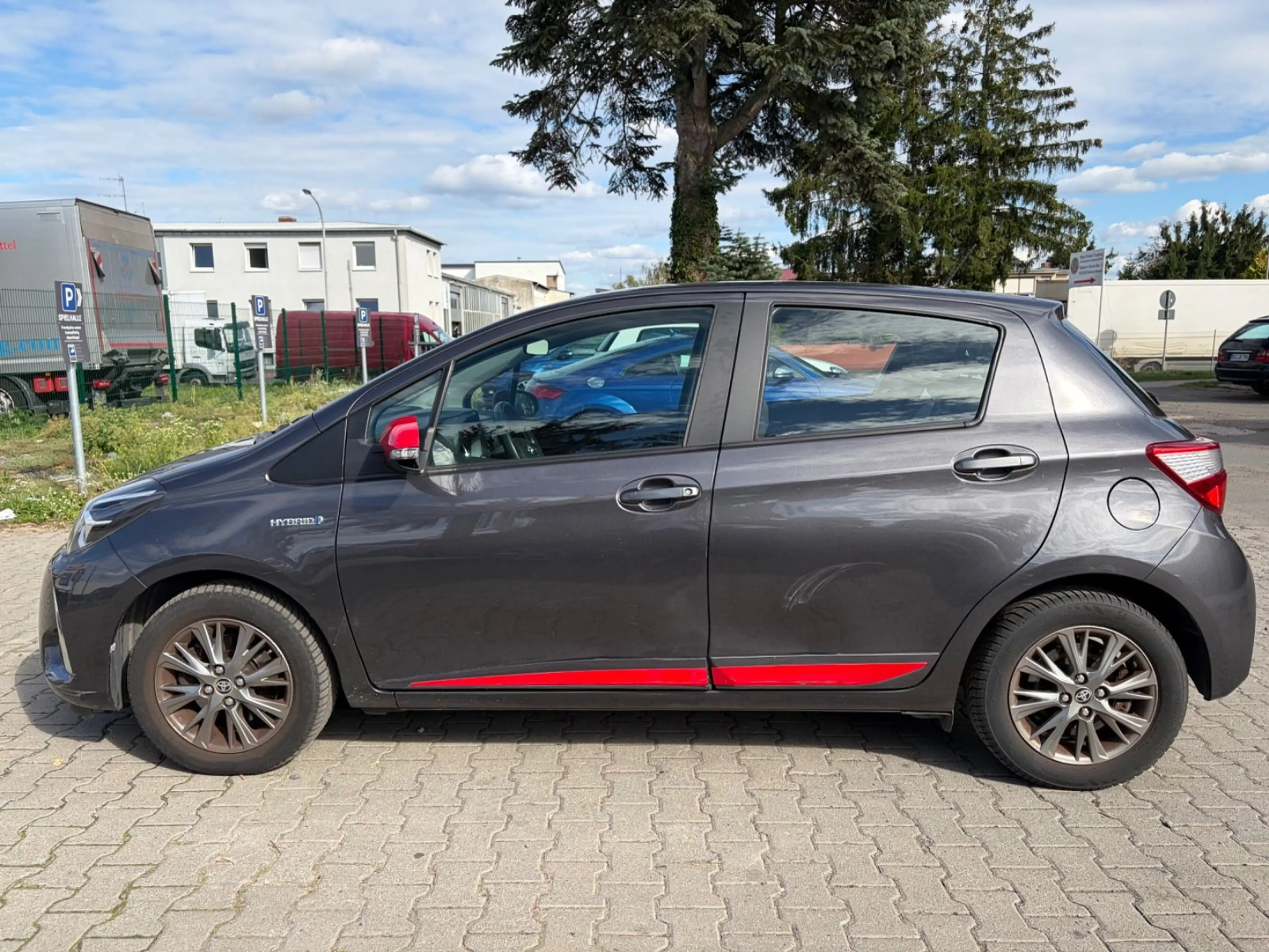 Toyota Yaris 1,5-l-VVT-i Hybrid CVT Launch Edition — photo 11