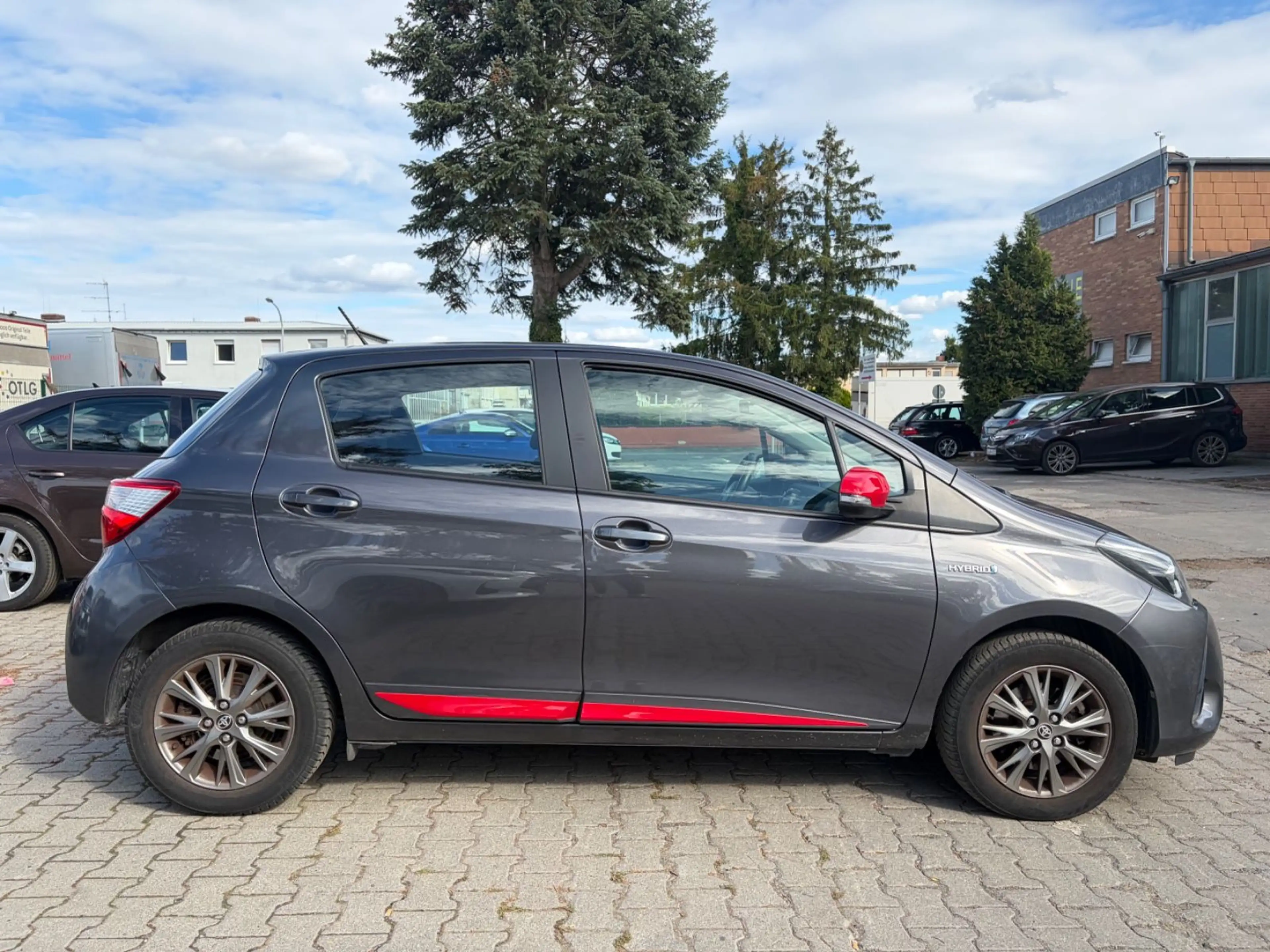 Toyota Yaris 1,5-l-VVT-i Hybrid CVT Launch Edition — photo 3