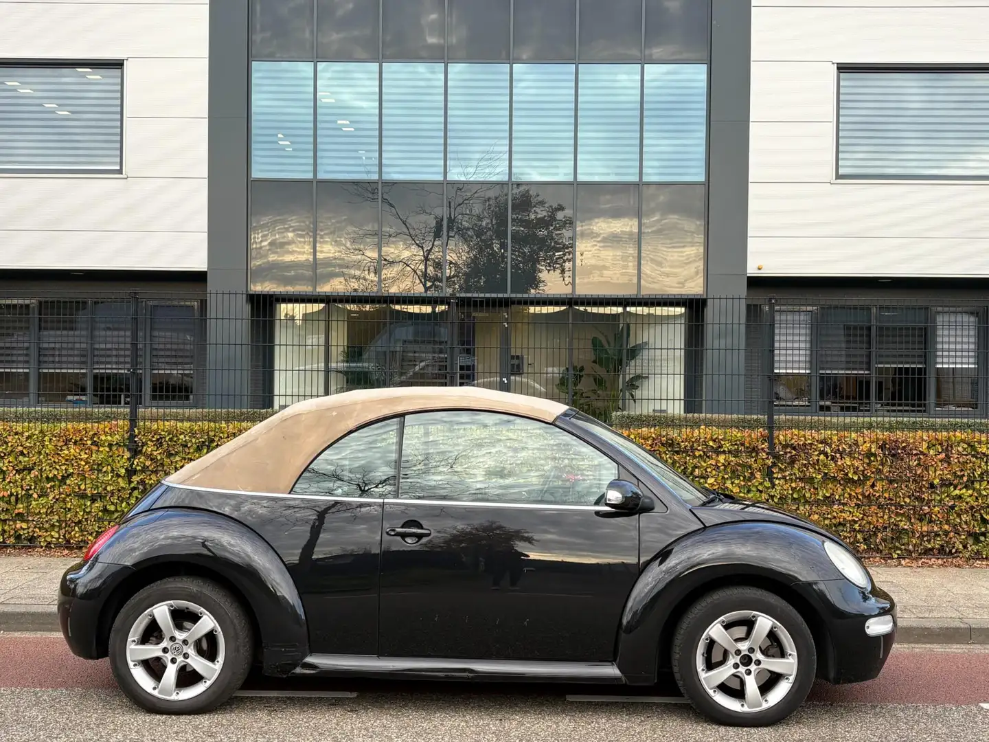 Volkswagen New Beetle Cabriolet 1.6 Turijn Comfort Airco Noir - 2