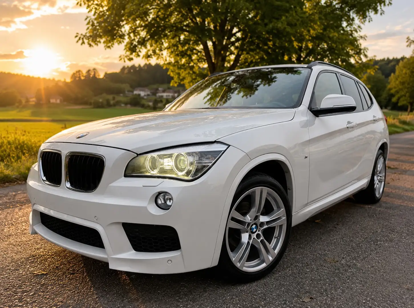 BMW X1 xDrive 2.0 – M-Paket | Panorama | Alcantara | Weiß - 1