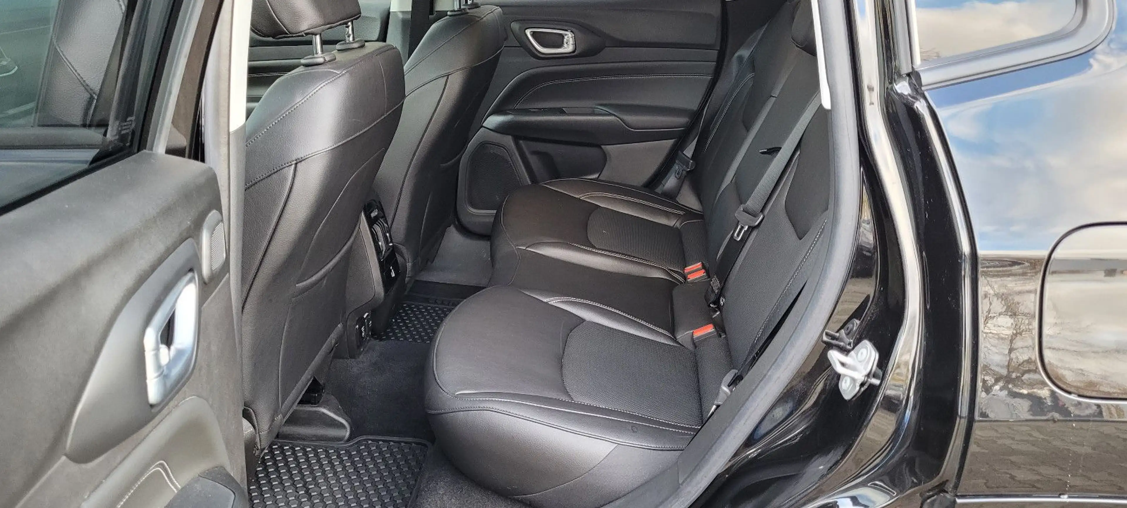 Jeep Compass S Plug-In Hybrid 4WD — photo 6