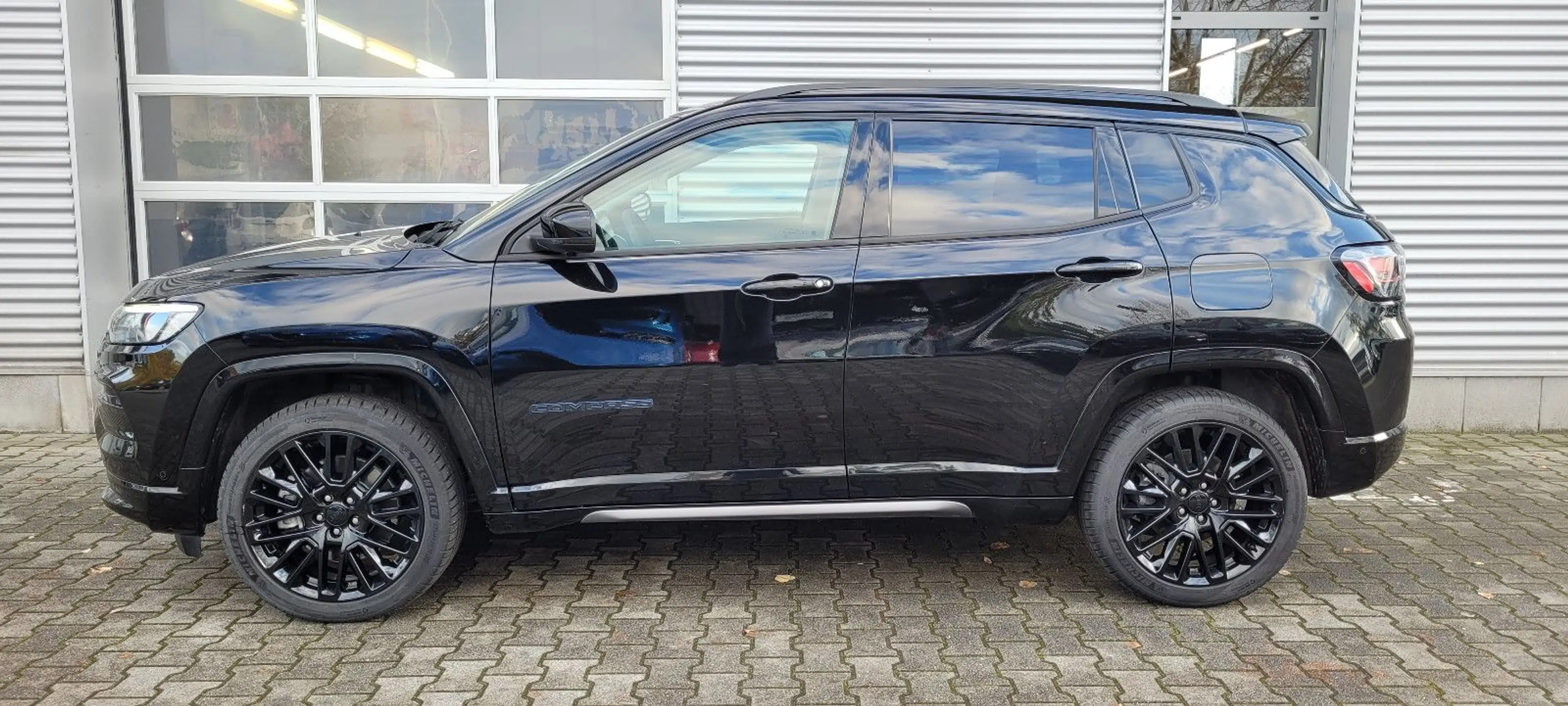 Jeep Compass S Plug-In Hybrid 4WD — photo 3