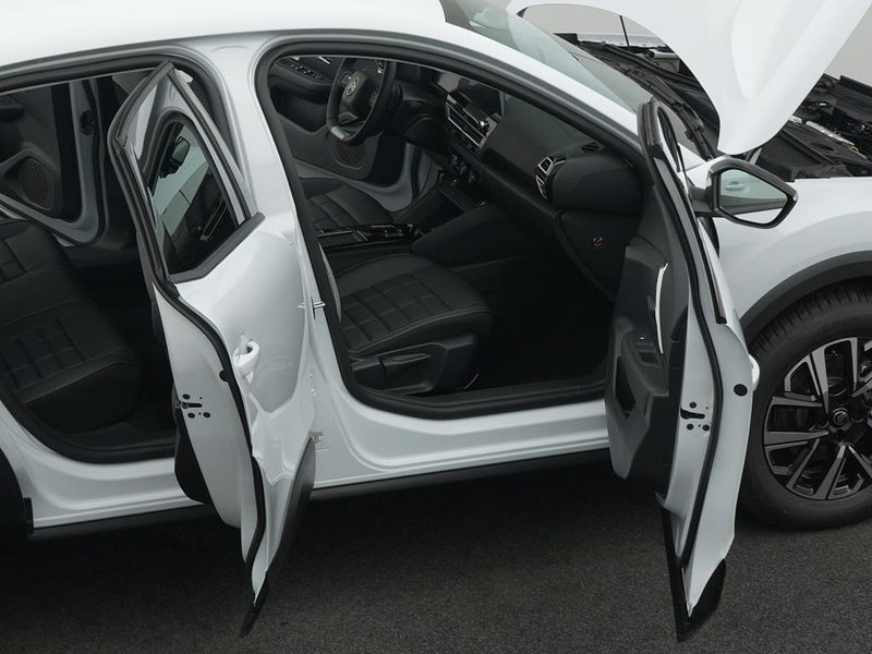 Citroen C4 Hybrid 145 Doppelkupplung 6-Gang MAX — photo 12