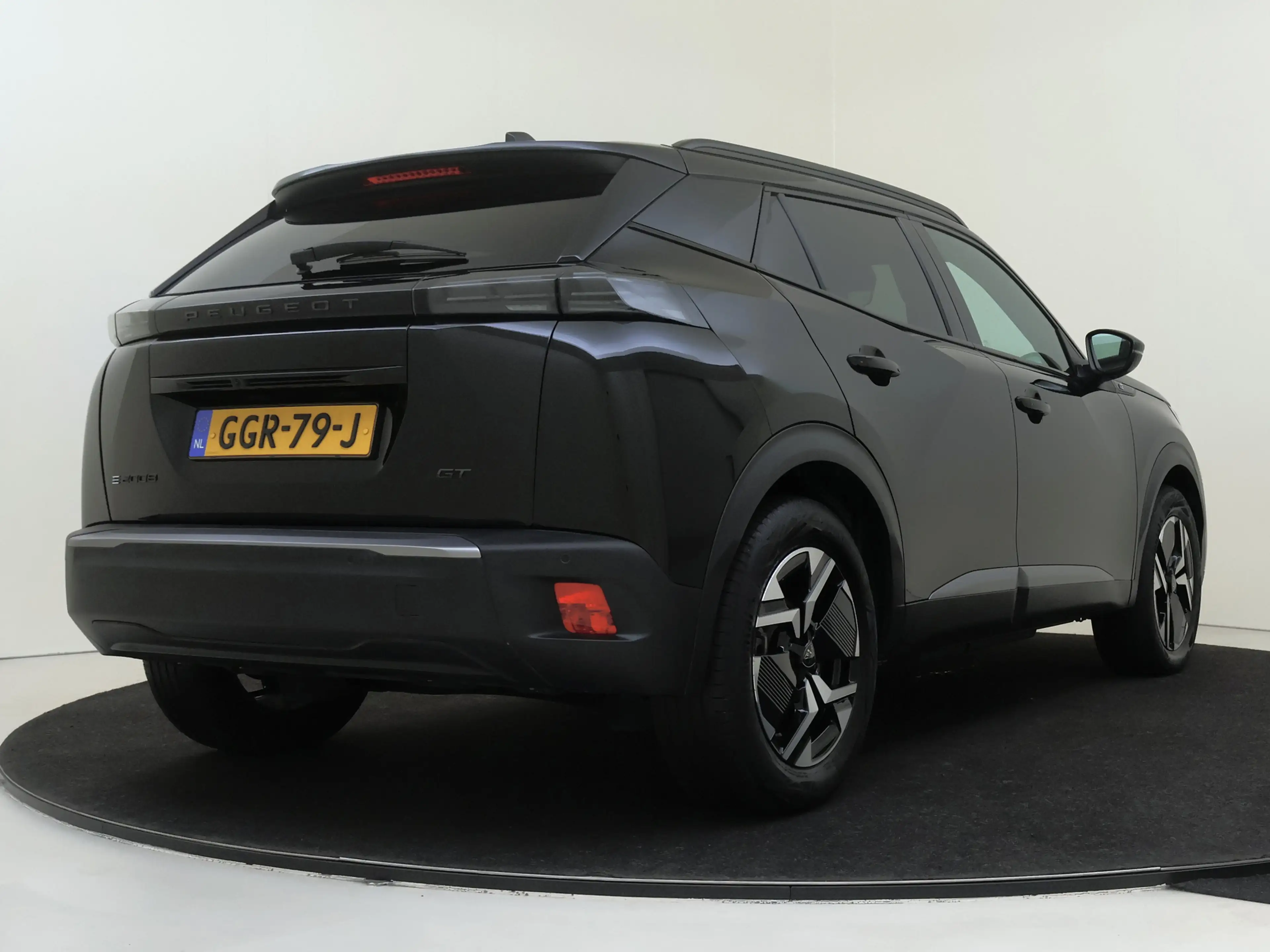 Peugeot e-2008 EV GT 54 kWh — photo 11