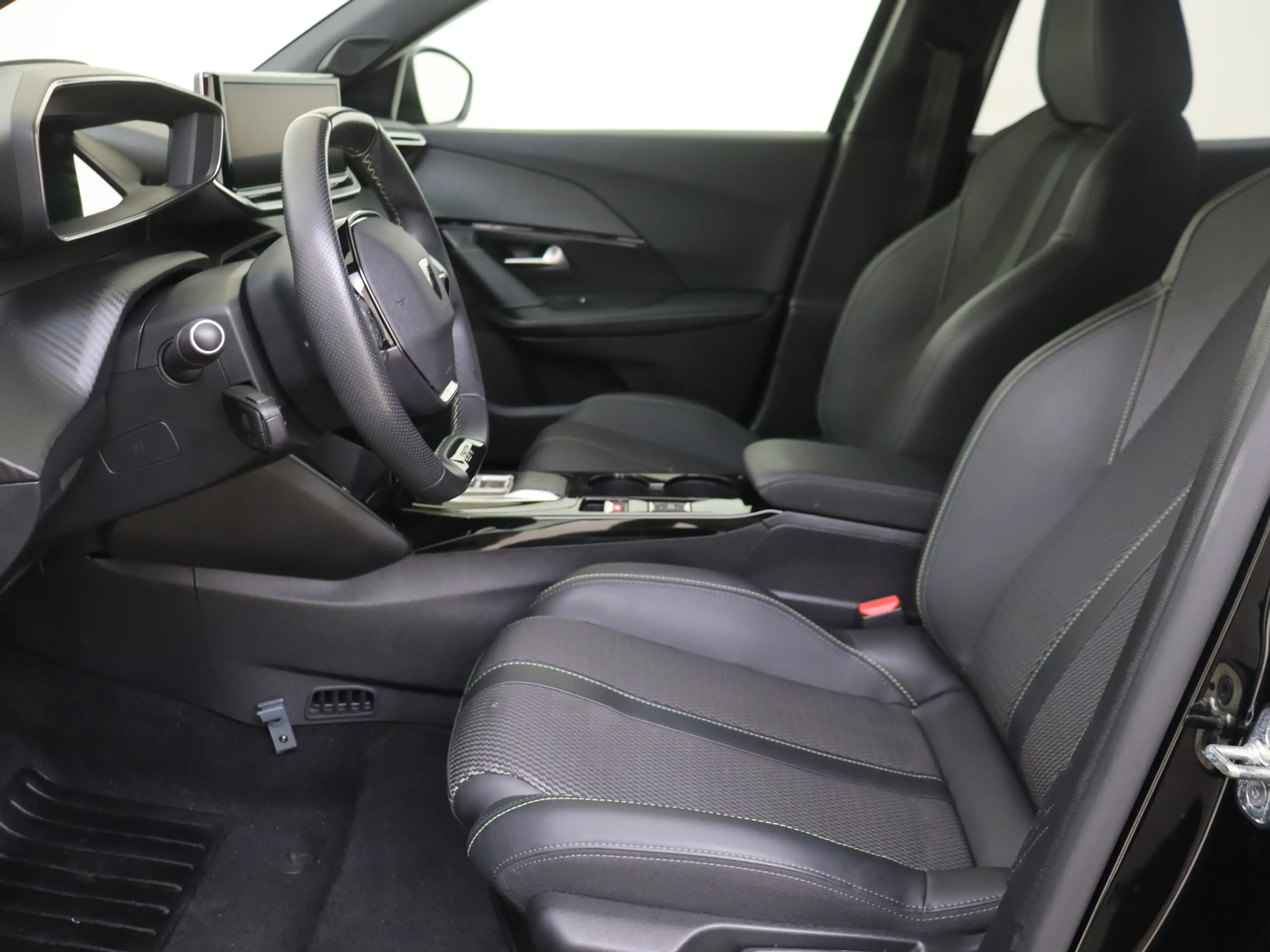 Peugeot e-2008 EV GT 54 kWh — photo 10