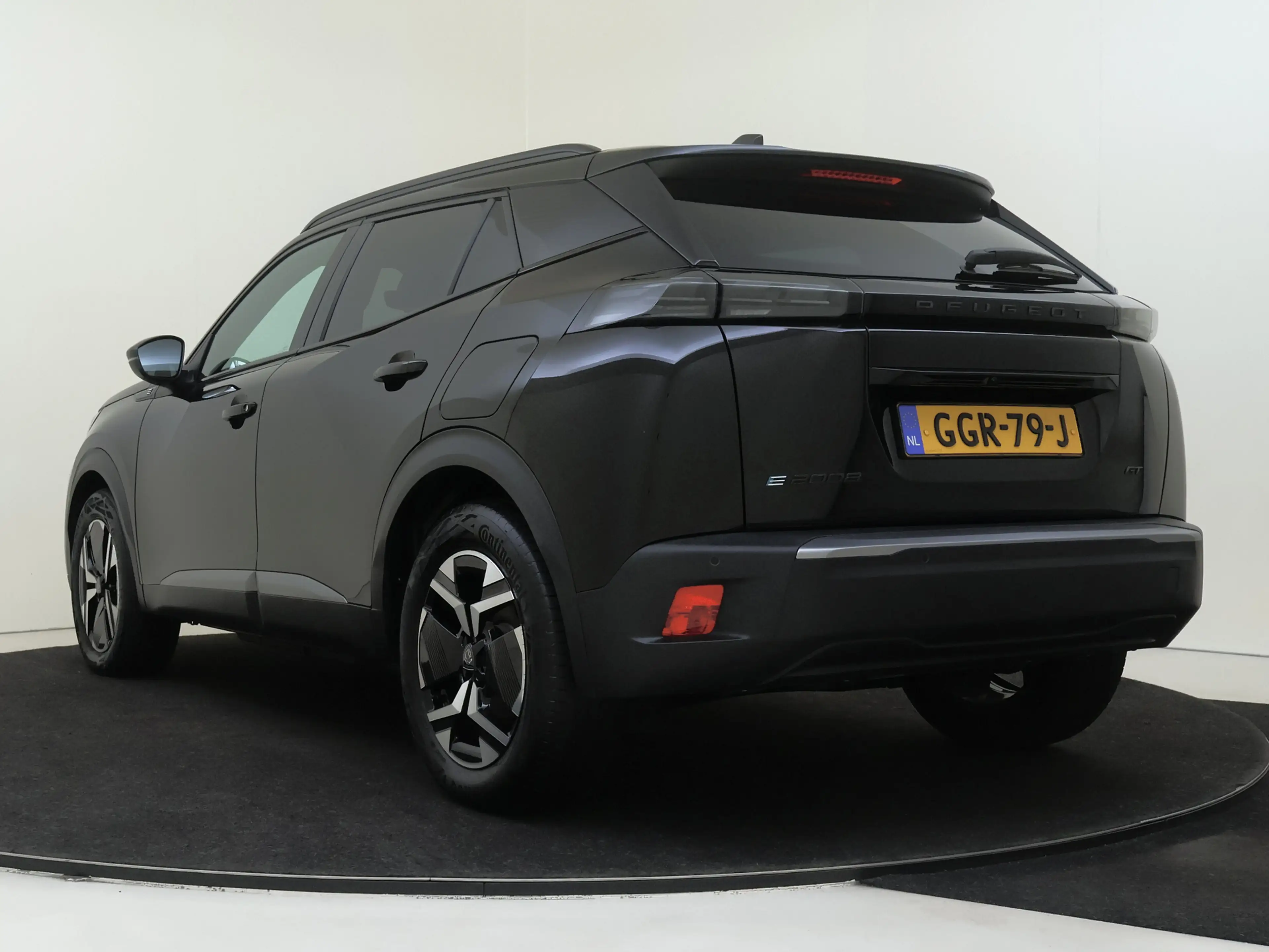 Peugeot e-2008 EV GT 54 kWh — photo 4