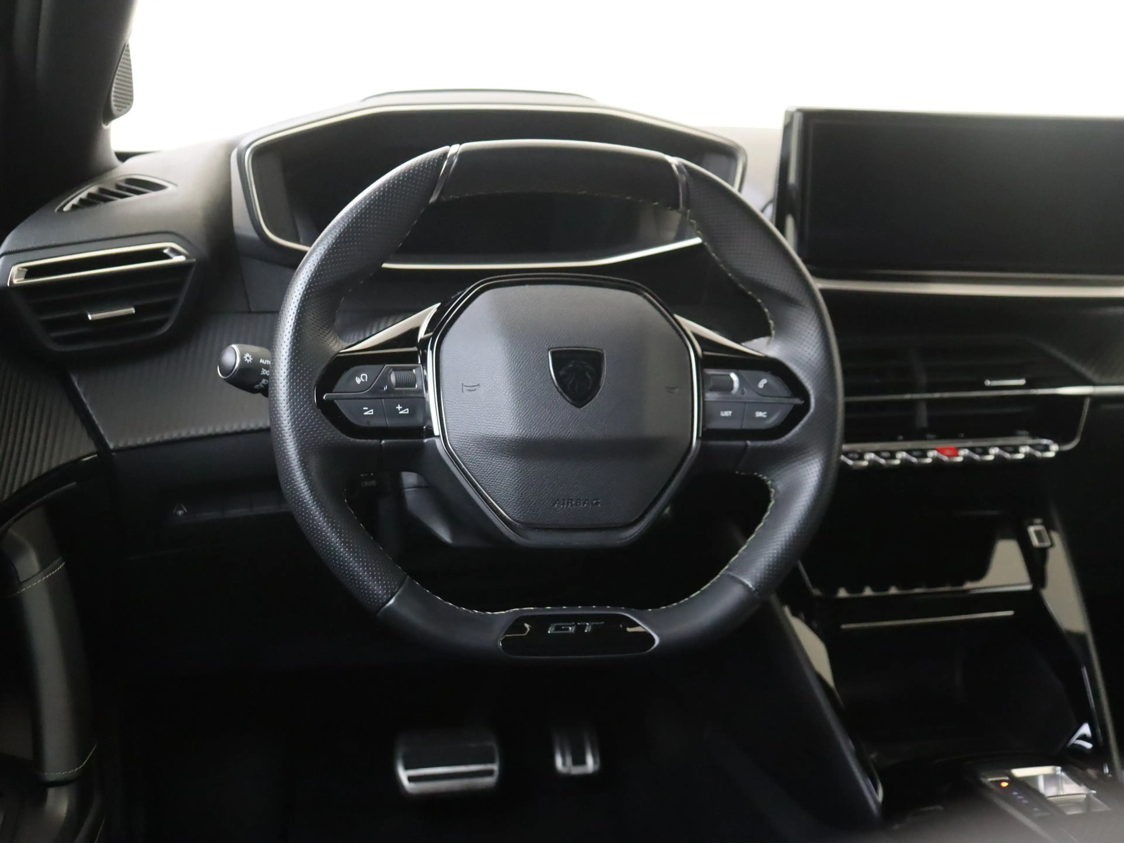 Peugeot e-2008 EV GT 54 kWh — photo 6