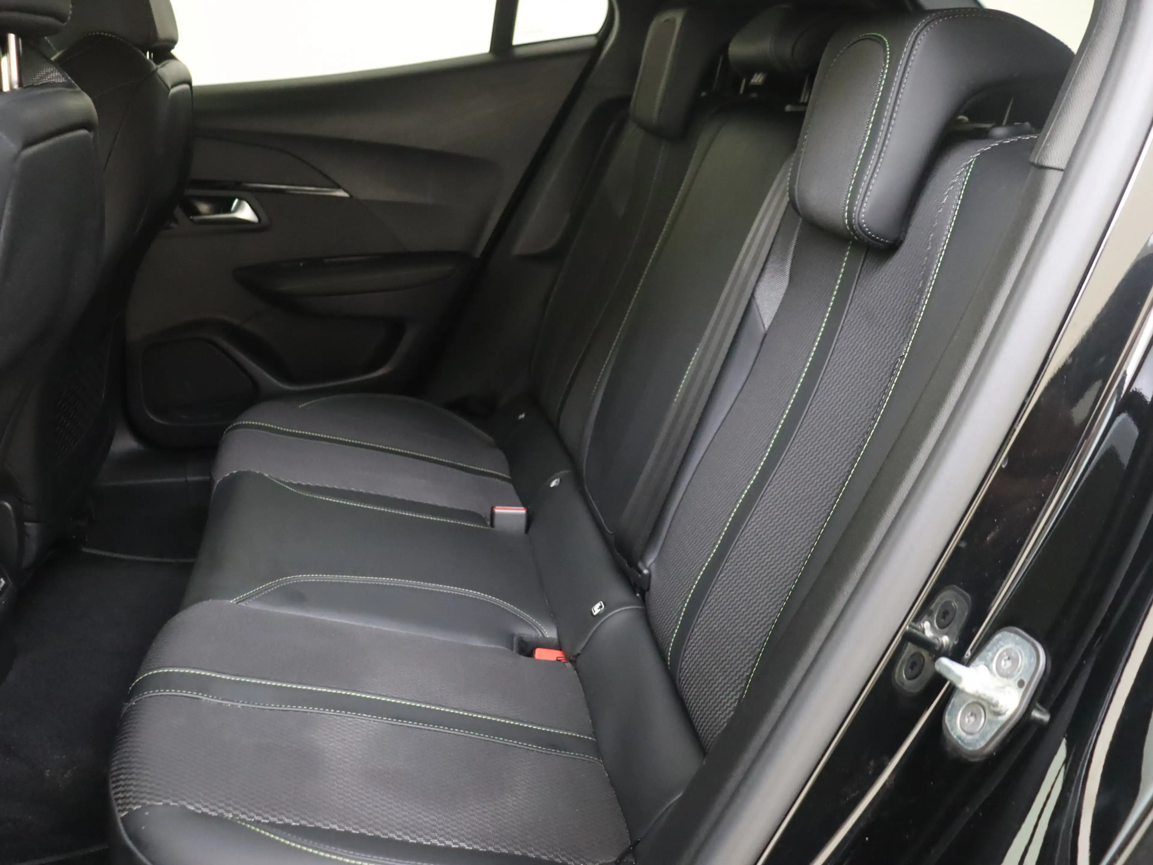 Peugeot e-2008 EV GT 54 kWh — photo 12