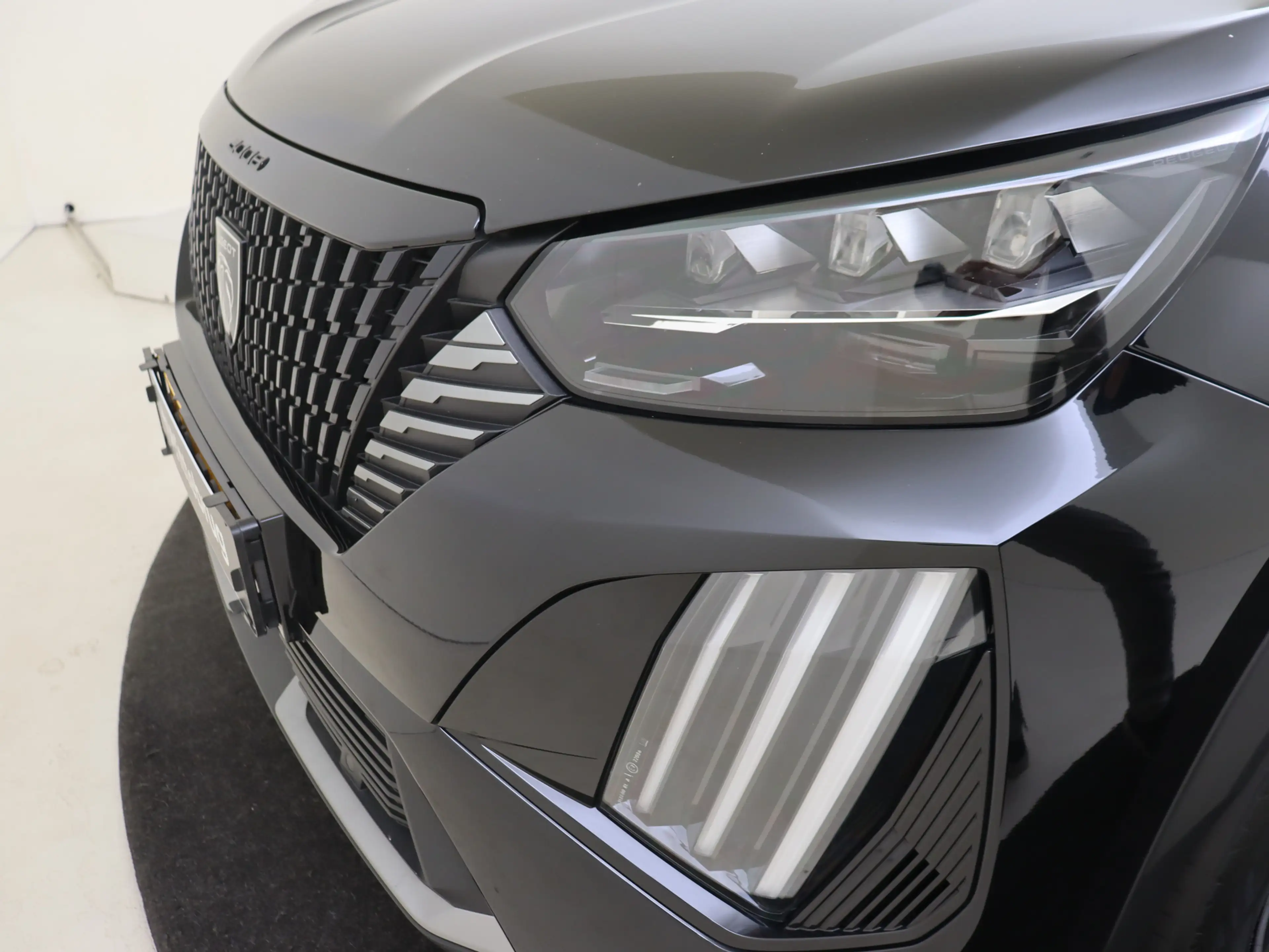 Peugeot e-2008 EV GT 54 kWh — photo 13