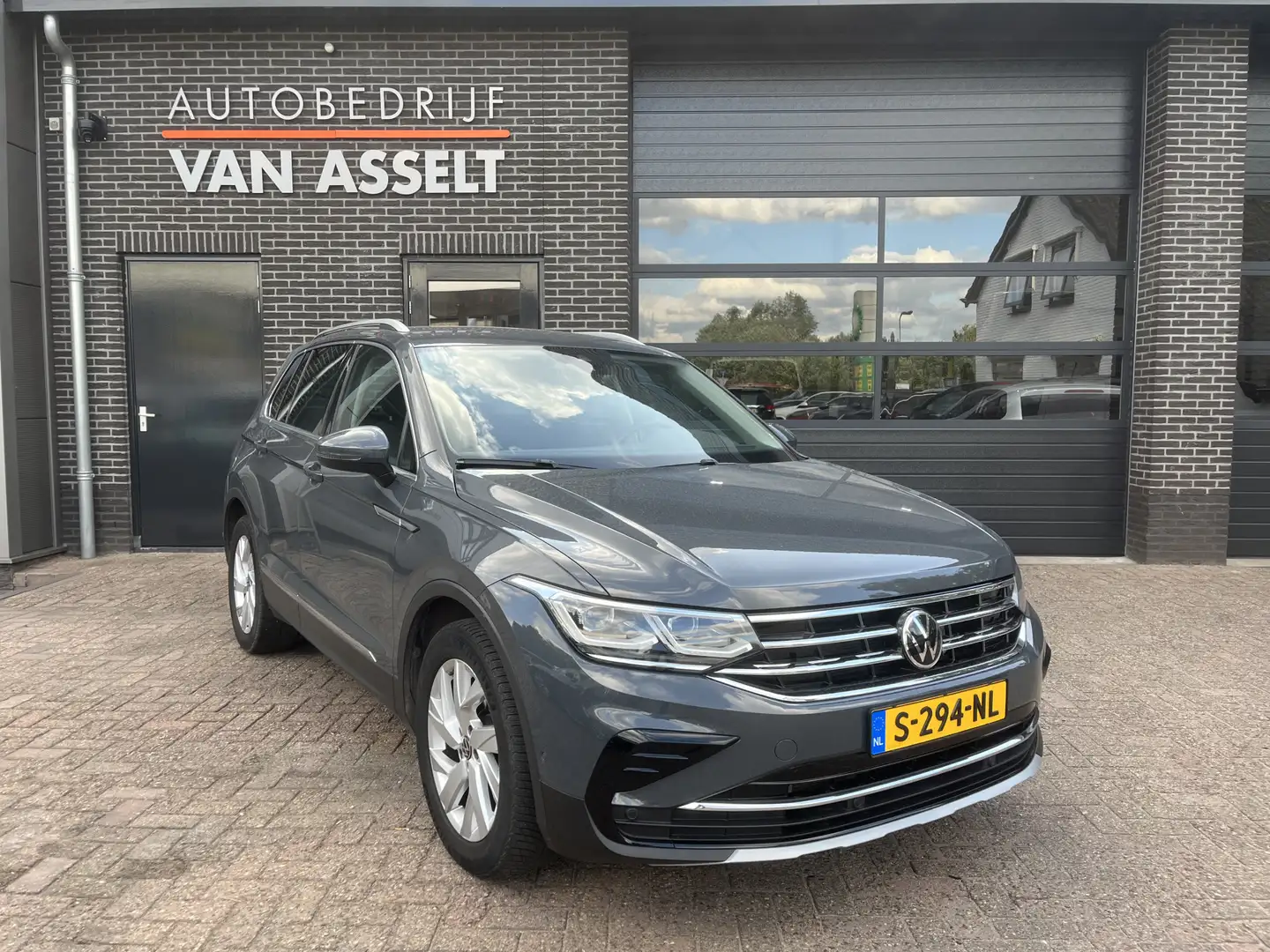 Volkswagen Tiguan 1.5 TSI Aut. Elegance Navi , Led , Camera Grijs - 1