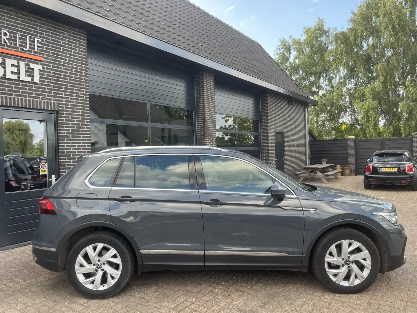 Volkswagen Tiguan 1.5 TSI Aut. Elegance Navi , Led , Camera Grijs - 2