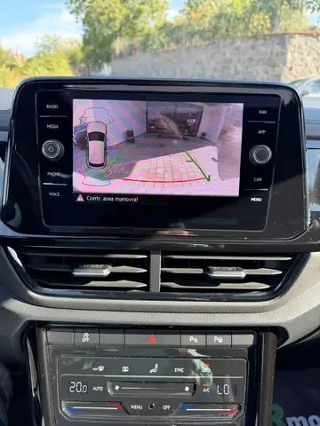 Volkswagen T-Roc view 11