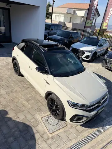 Volkswagen T-Roc view 4