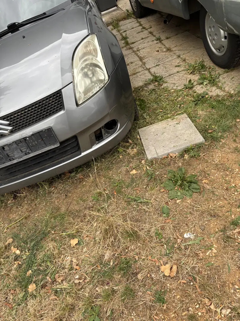 Suzuki Swift 1.3 Comfort Grau - 2