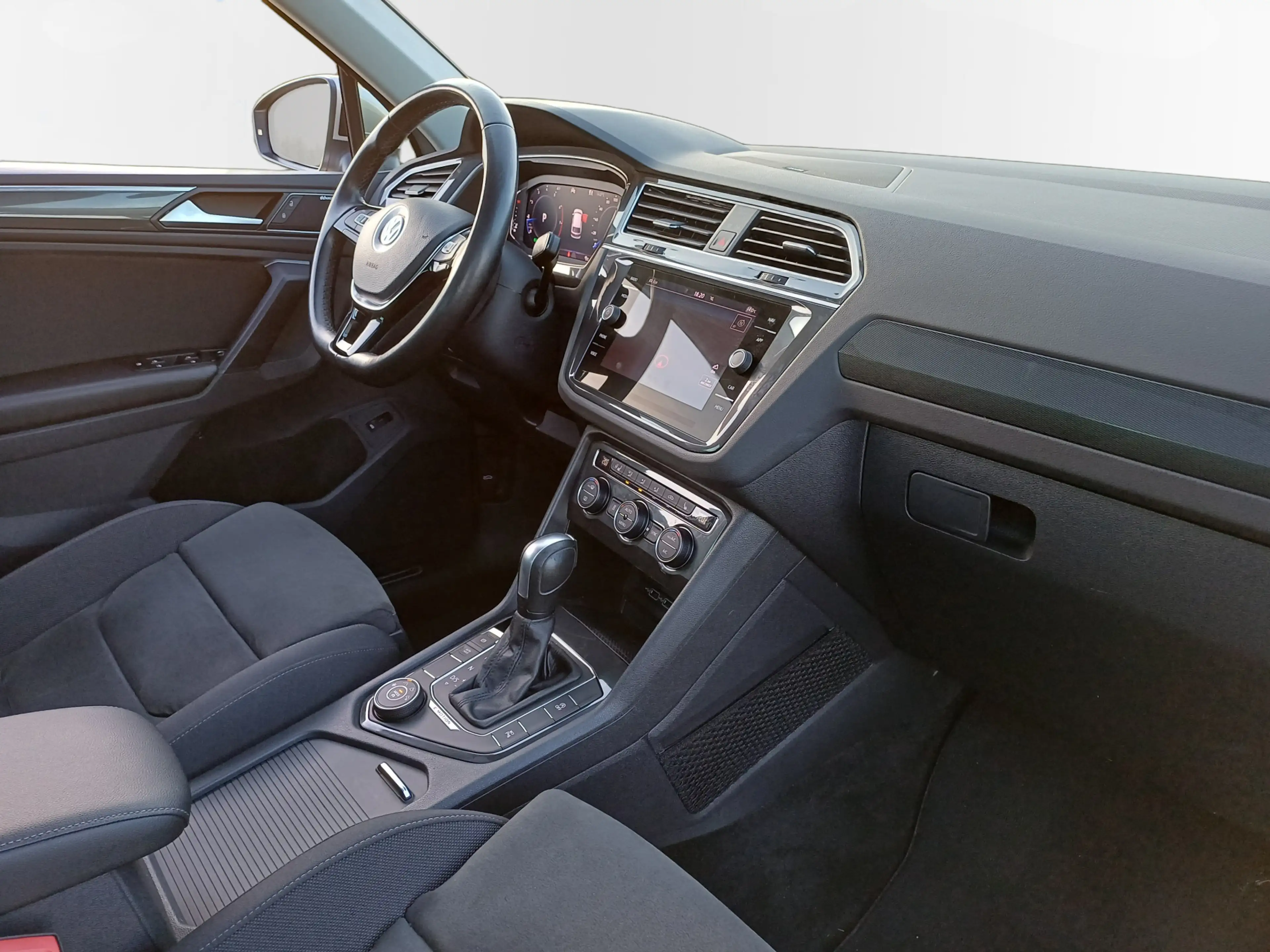 Volkswagen Tiguan 2.0 4Motion Highline Business R /Pano/Carplay/360 — photo 34