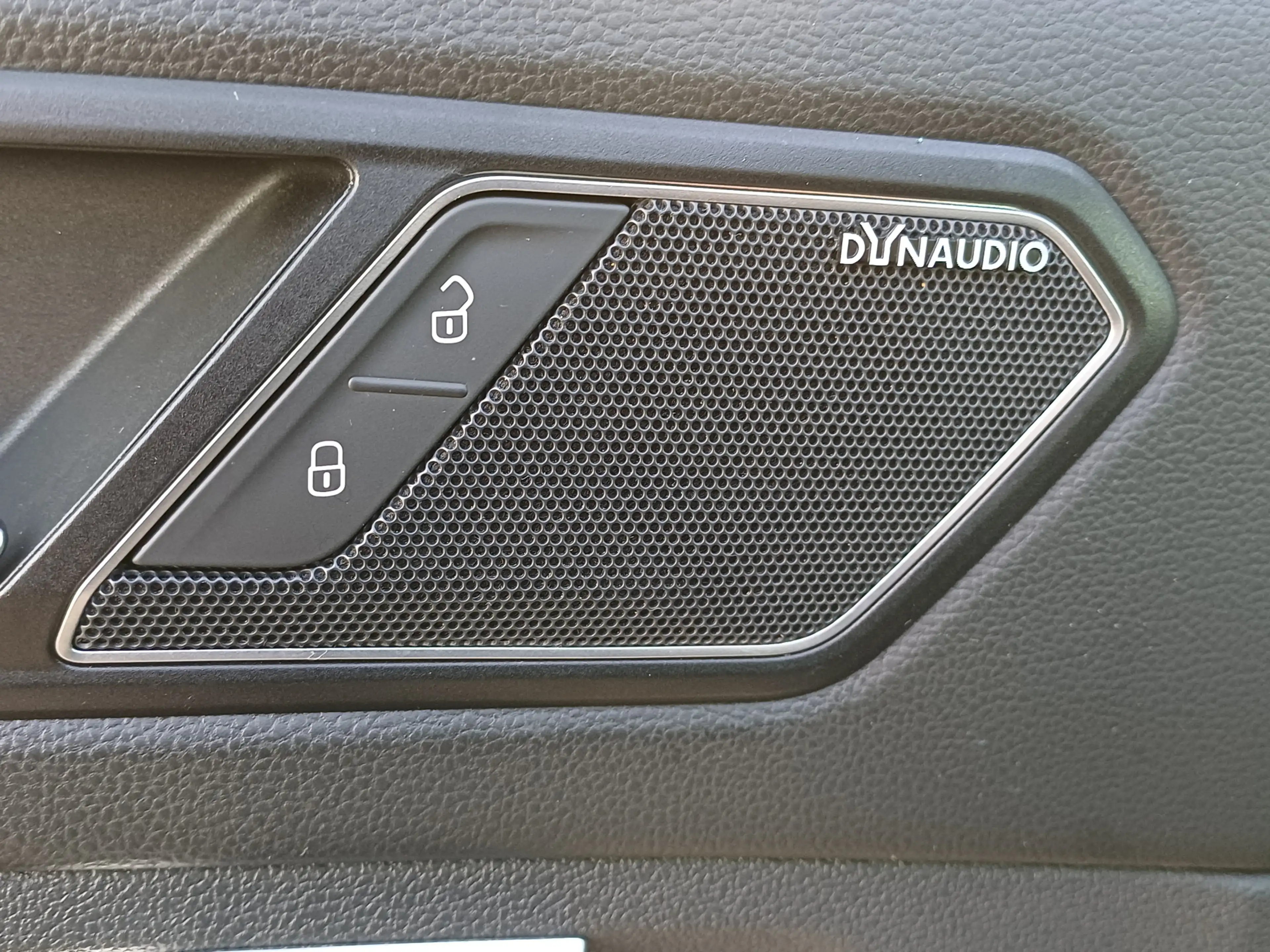 Volkswagen Tiguan 2.0 4Motion Highline Business R /Pano/Carplay/360 — photo 23