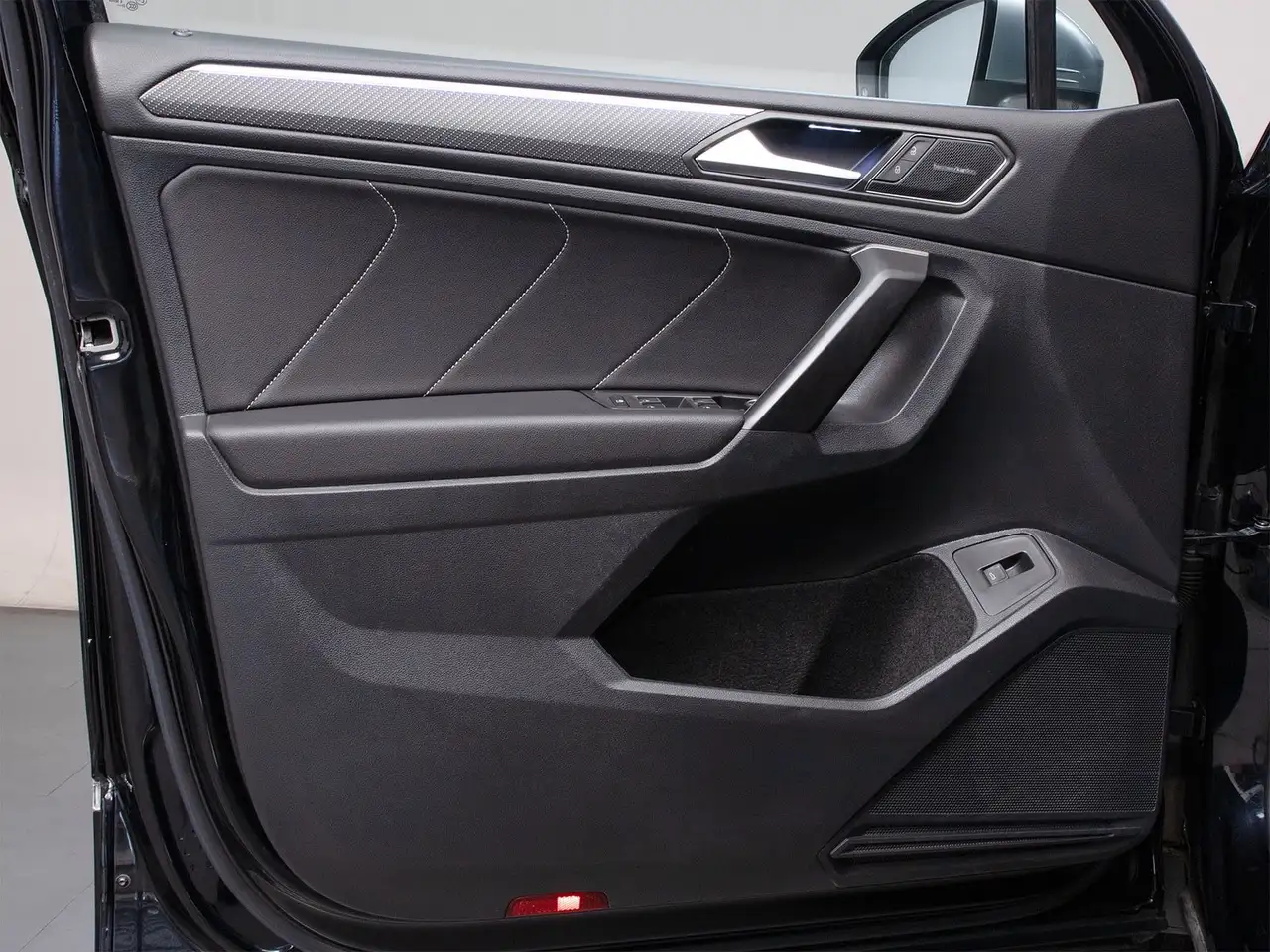 2023 Volkswagen Tiguan Allspace R-Line Matrix HuD Apps H&K 360°, photograph 10