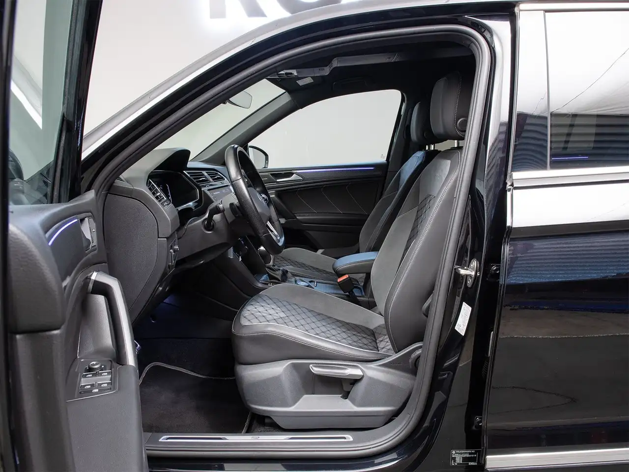 2023 Volkswagen Tiguan Allspace R-Line Matrix HuD Apps H&K 360°, photograph 11