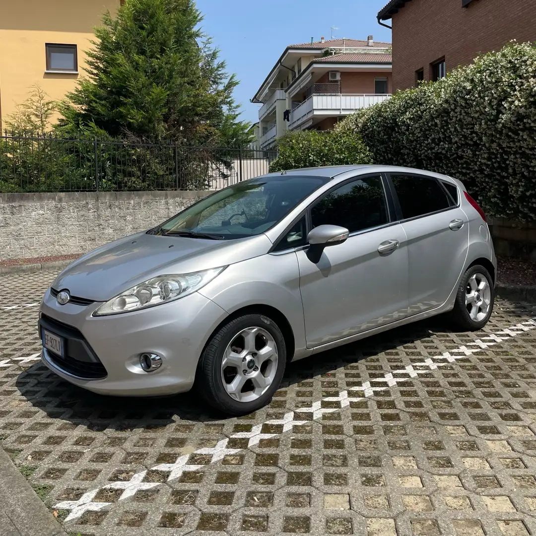 Ford Fiesta 5p 1.4 tdci Titanium c/esp E5 Grigio - 1