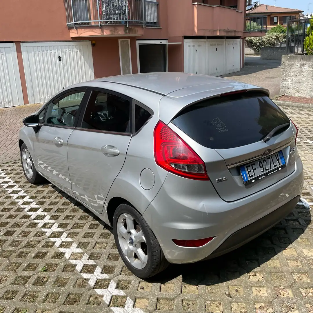 Ford Fiesta 5p 1.4 tdci Titanium c/esp E5 Grigio - 2