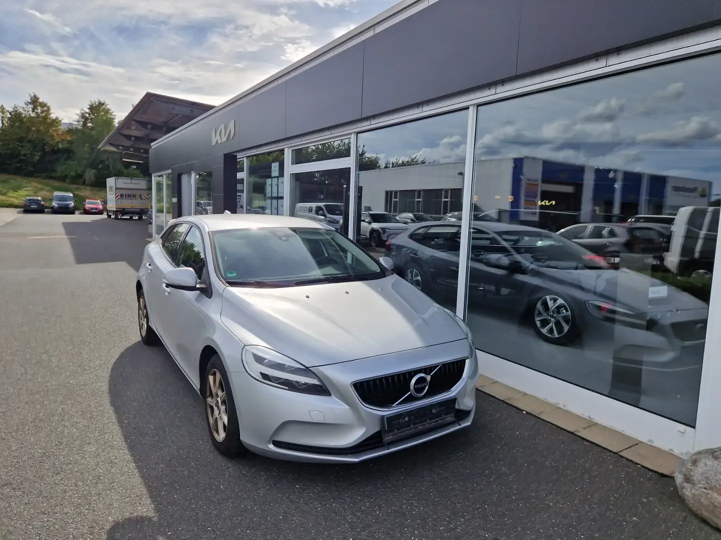 Volvo V40 T3 Momentum LED Navi Klimaaut SHZ PDC Silber - 2
