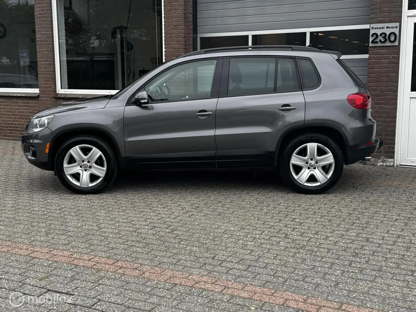 Volkswagen Tiguan 2.0 TSI 4Motion DSG LEDER/PANO/AIRCO/PANO Grijs - 2