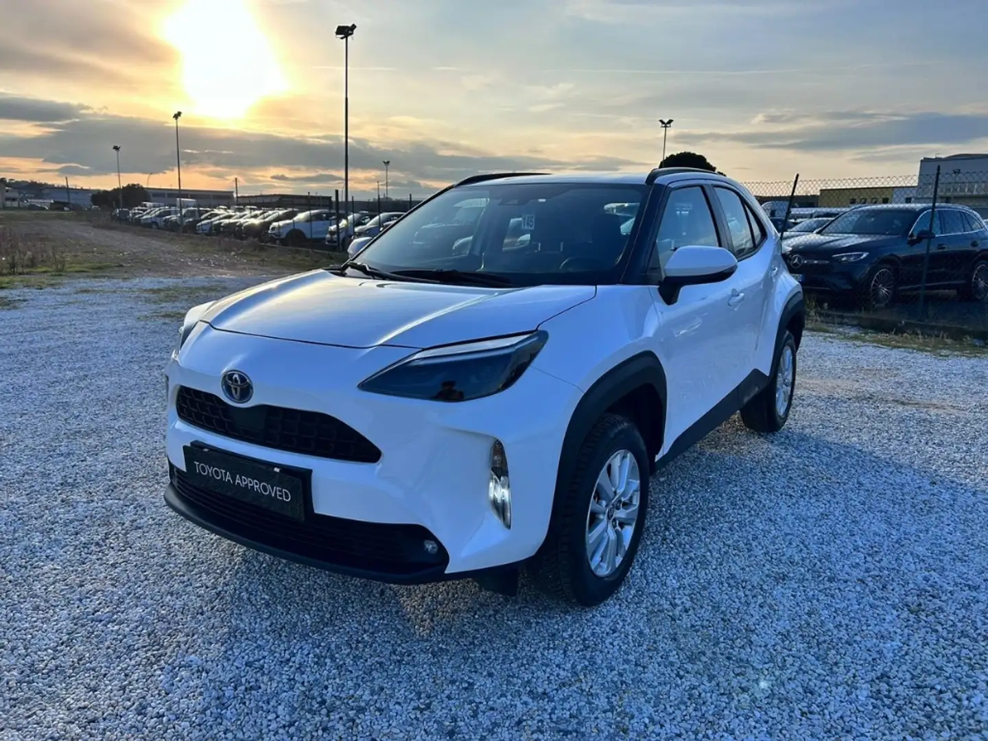 Toyota Yaris Cross 1.5 Hybrid 5p. E-CVT Active Weiß - 1
